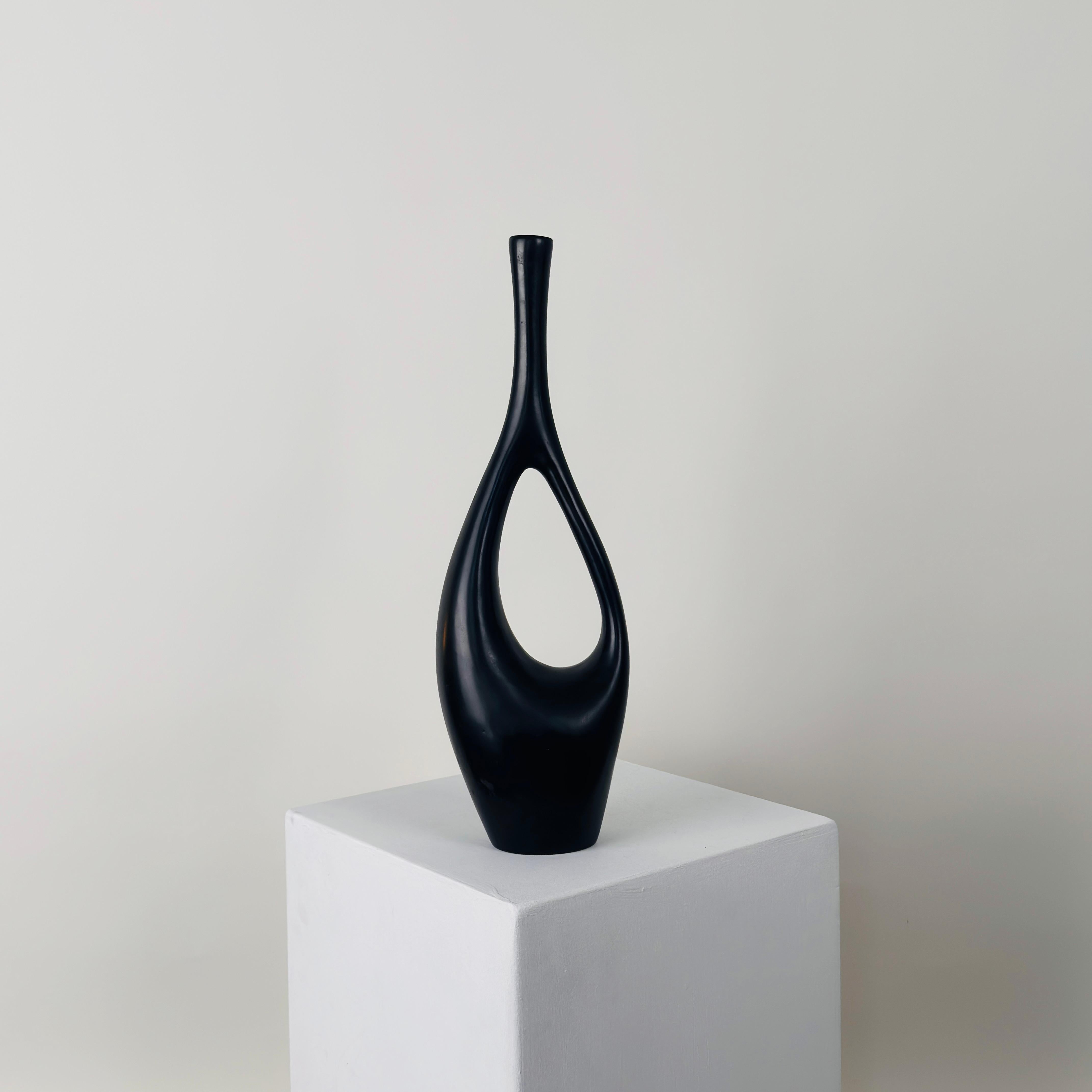 Français Grand vase Soliflores avec anse en céramique noire par Jean André Doucin, vers 1950.