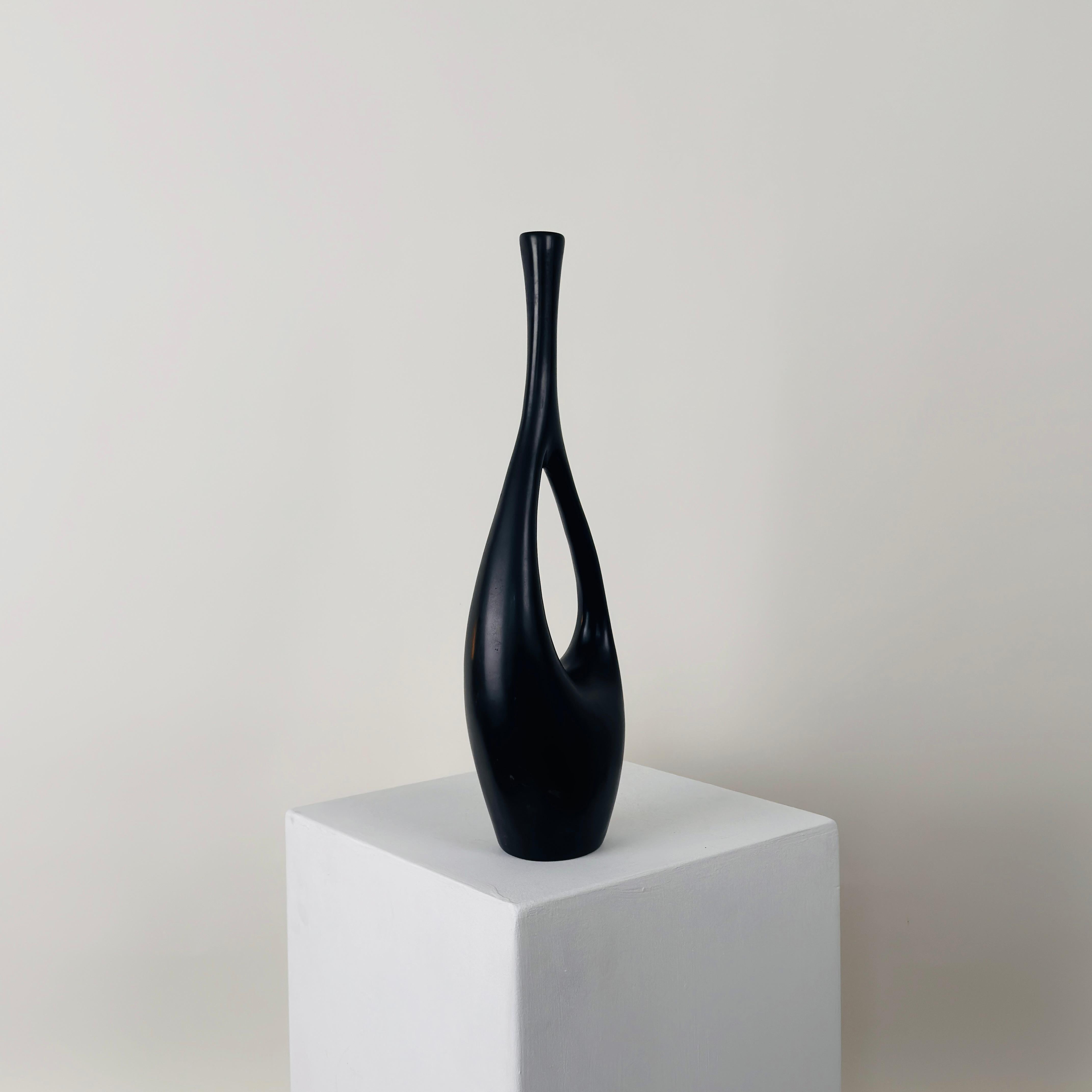 Vernissé Grand vase Soliflores avec anse en céramique noire par Jean André Doucin, vers 1950.