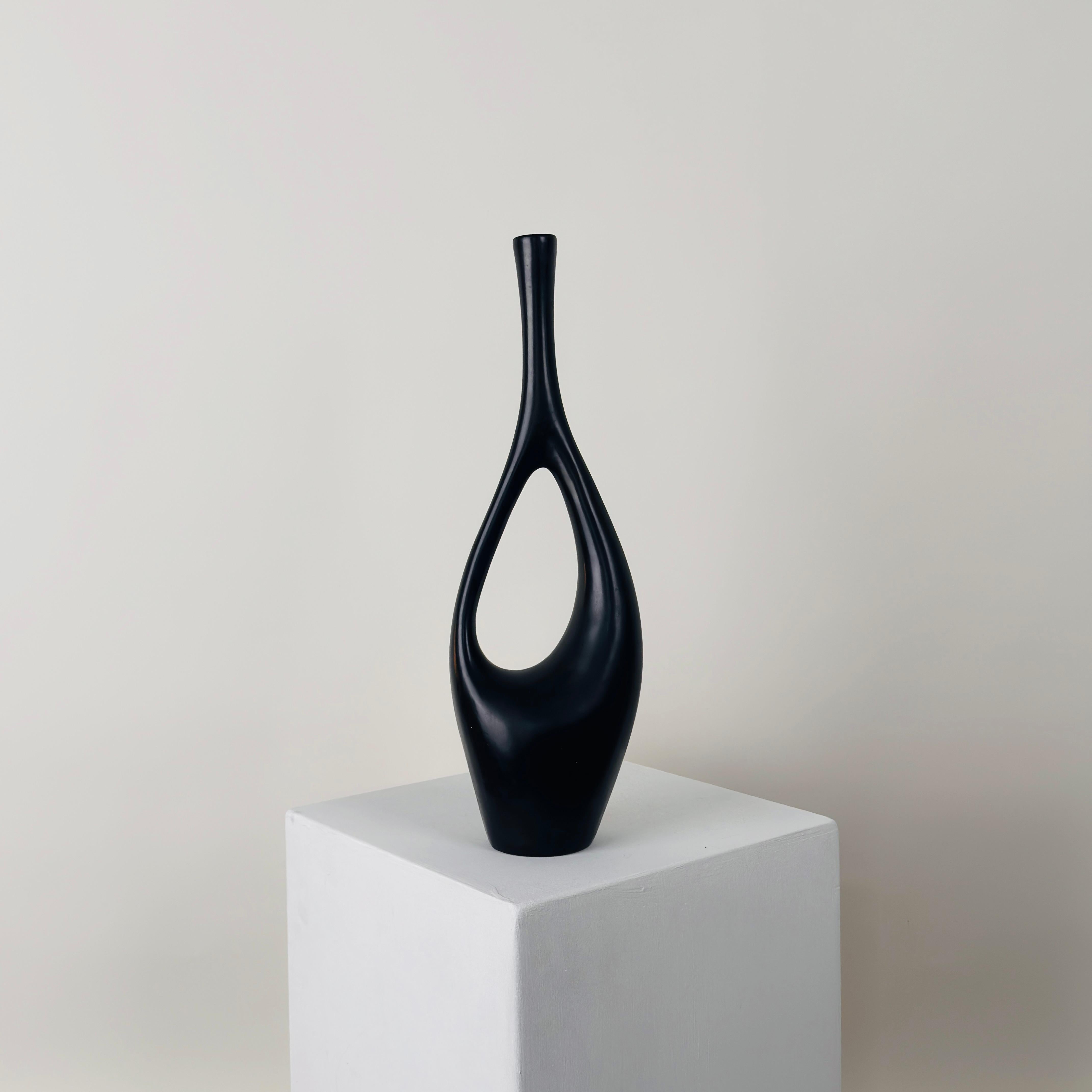Grand vase Soliflores avec anse en céramique noire par Jean André Doucin, vers 1950. Excellent état à PARIS, FR
