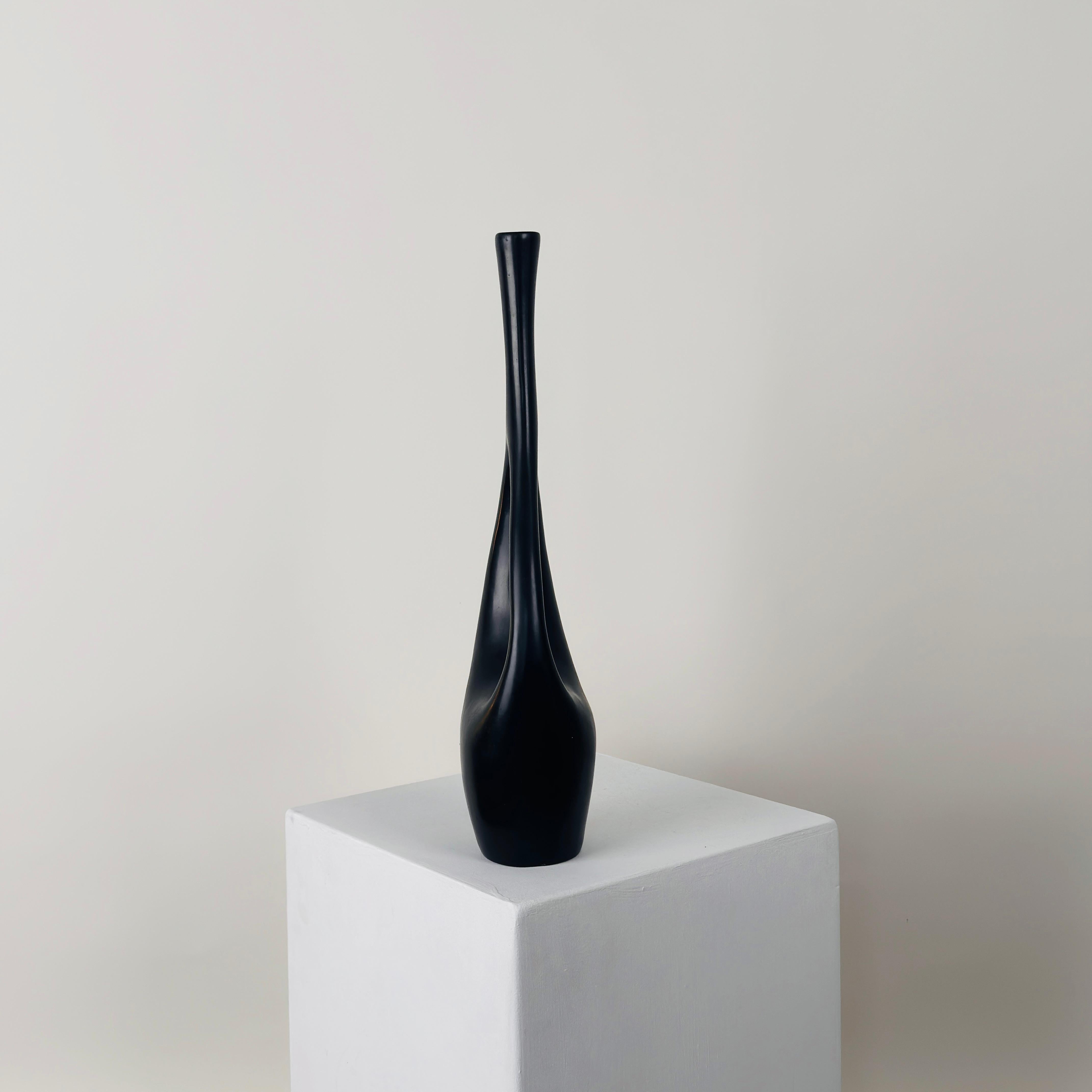 Milieu du XXe siècle Grand vase Soliflores avec anse en céramique noire par Jean André Doucin, vers 1950.
