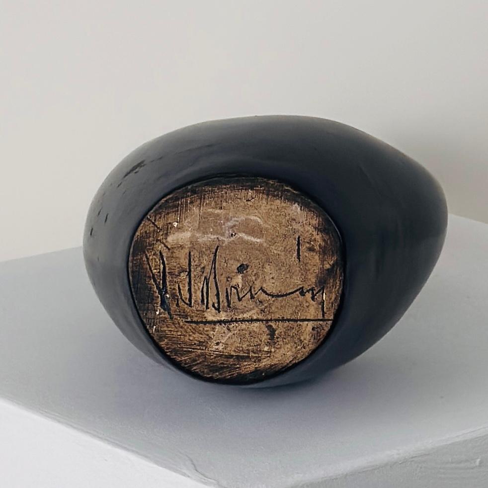 Céramique Grand vase Soliflores avec anse en céramique noire par Jean André Doucin, vers 1950.