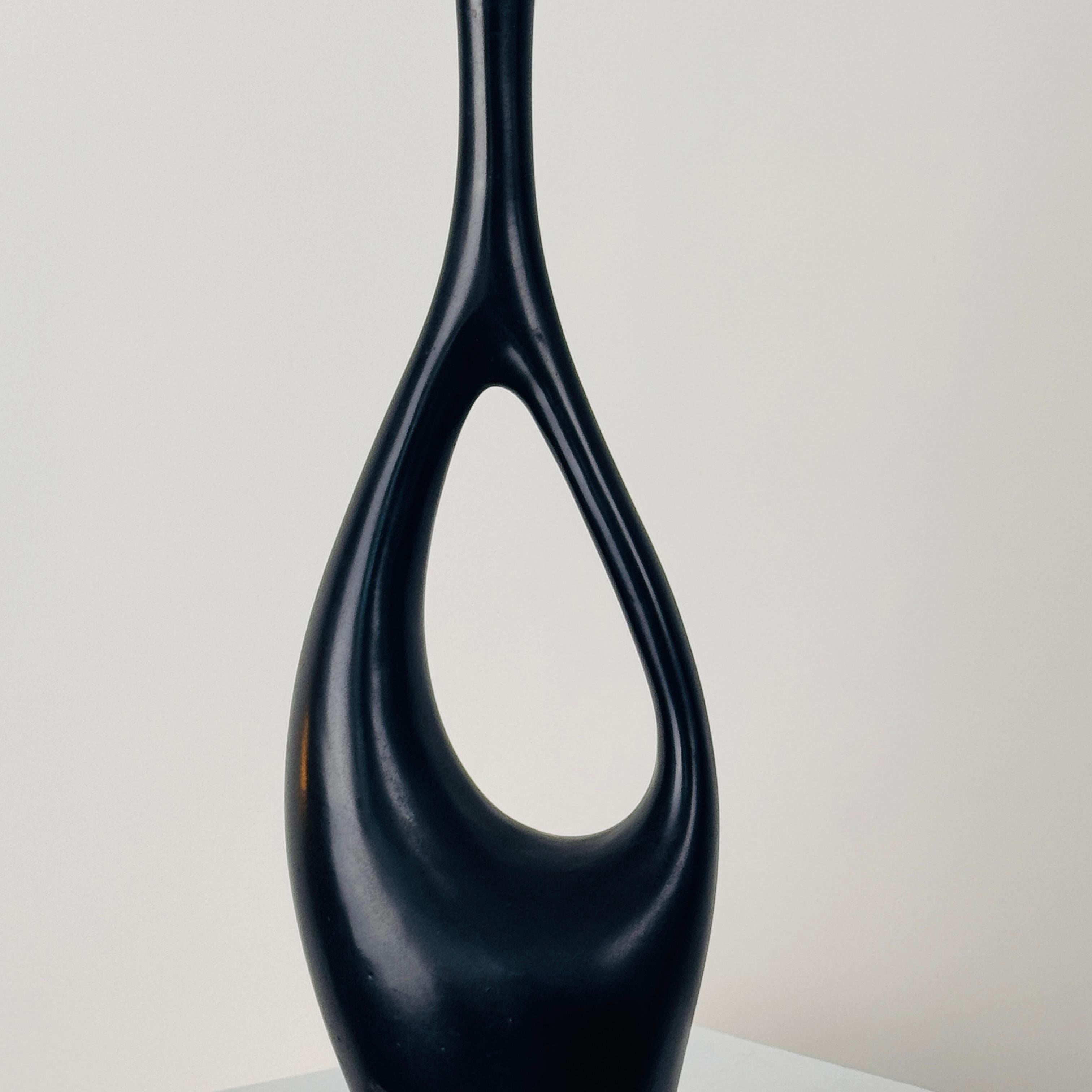 Grand vase Soliflores avec anse en céramique noire par Jean André Doucin, vers 1950. 1