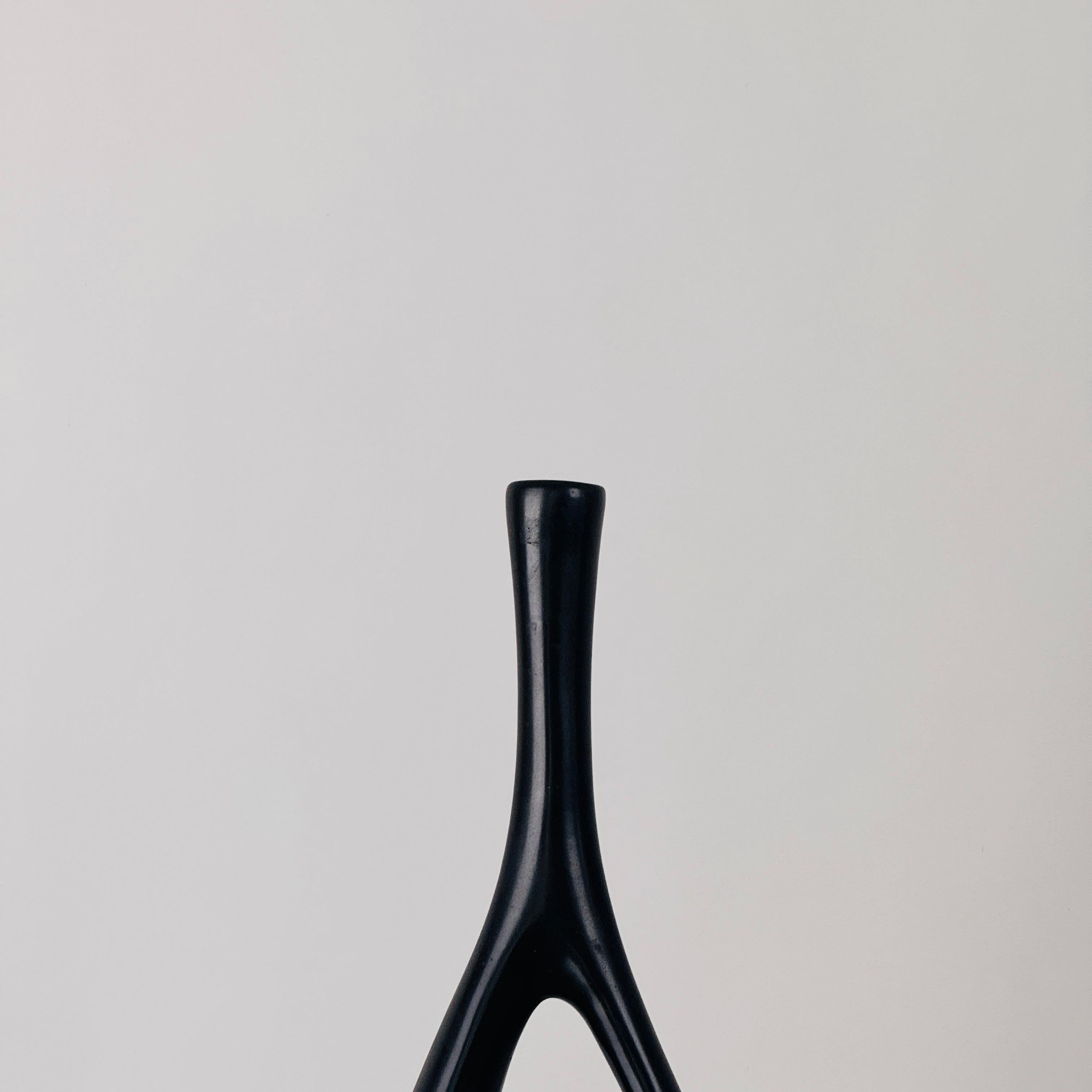 Grand vase Soliflores avec anse en céramique noire par Jean André Doucin, vers 1950. 2