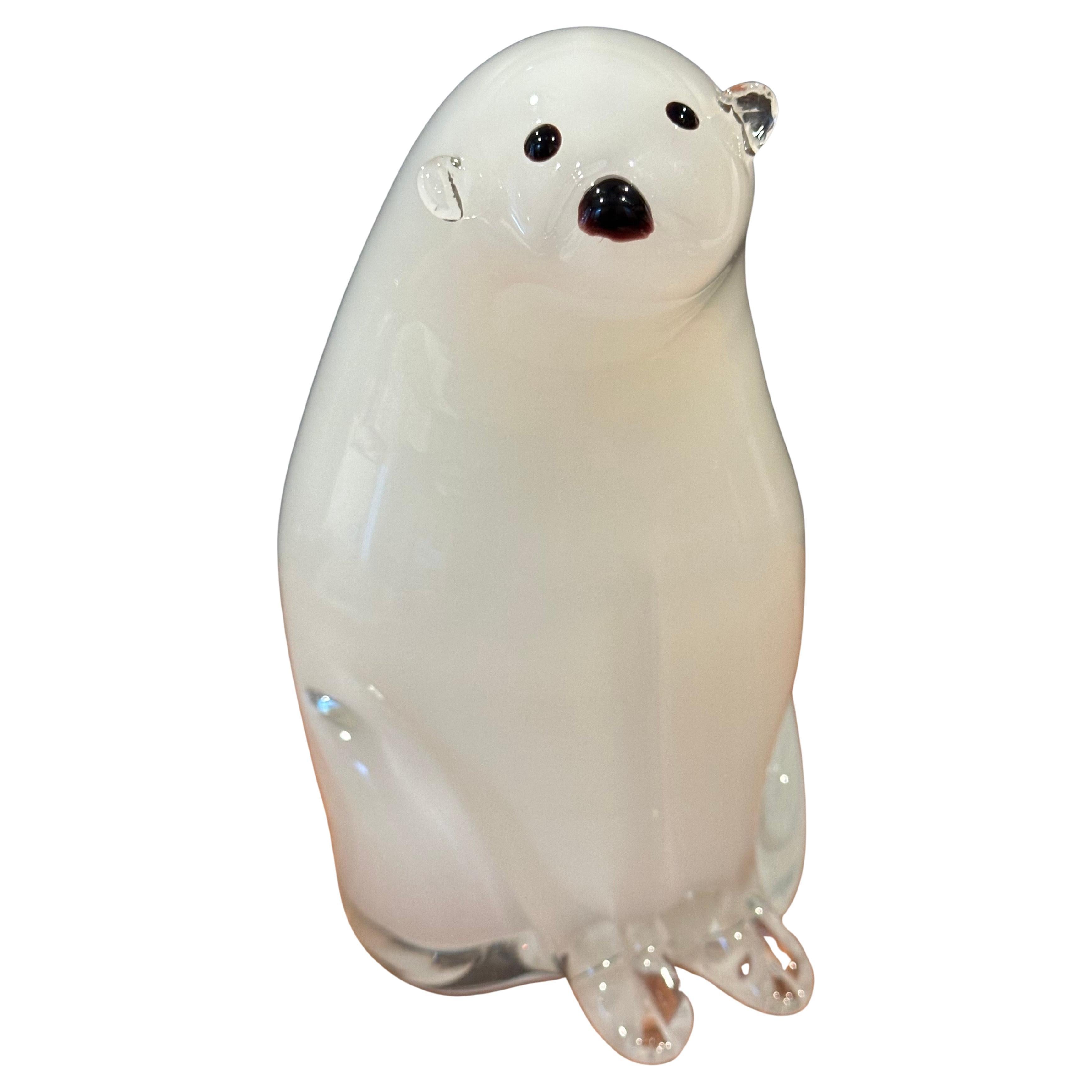 Eine sehr schöne Eisbären-Skulptur aus Sommerso-Glas von Murano, ca. 1970er Jahre. Der Umriss der Skulptur besteht aus klarem, mundgeblasenem Glas mit einem leuchtend weißen Innenkern. Das Stück ist in sehr gutem Vintage-Zustand und misst 4,75 