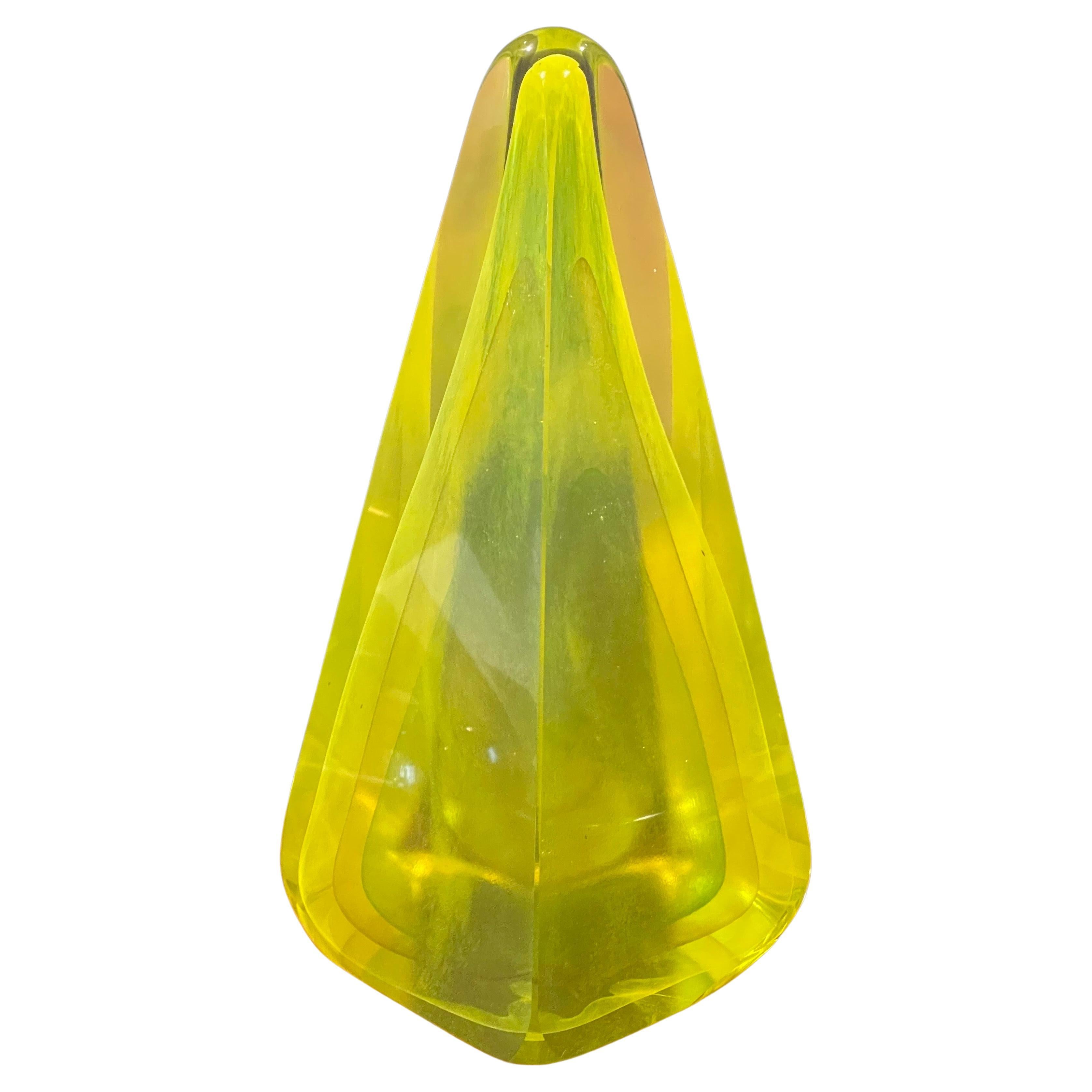 Große Sommerso-Uranium-Kunstglas Pyramiden-Skulptur von Muranoglas