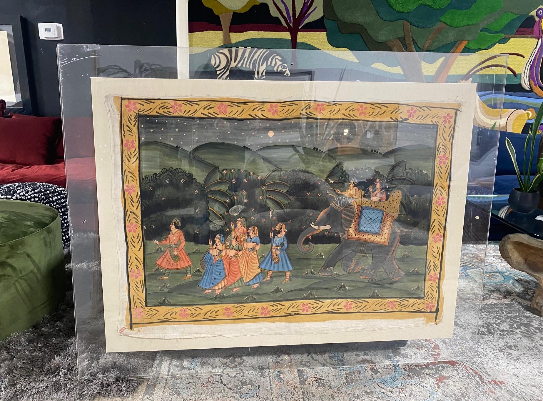 Magnifique peinture à la gouache et/ou au pichwai de l'Asie du sud de l'Inde (Inde) dans un cadre acrylique lourd à deux côtés, représentant une procession royale du soir d'un Maharaja (peut-être une cérémonie de mariage) avec un couple royal à dos