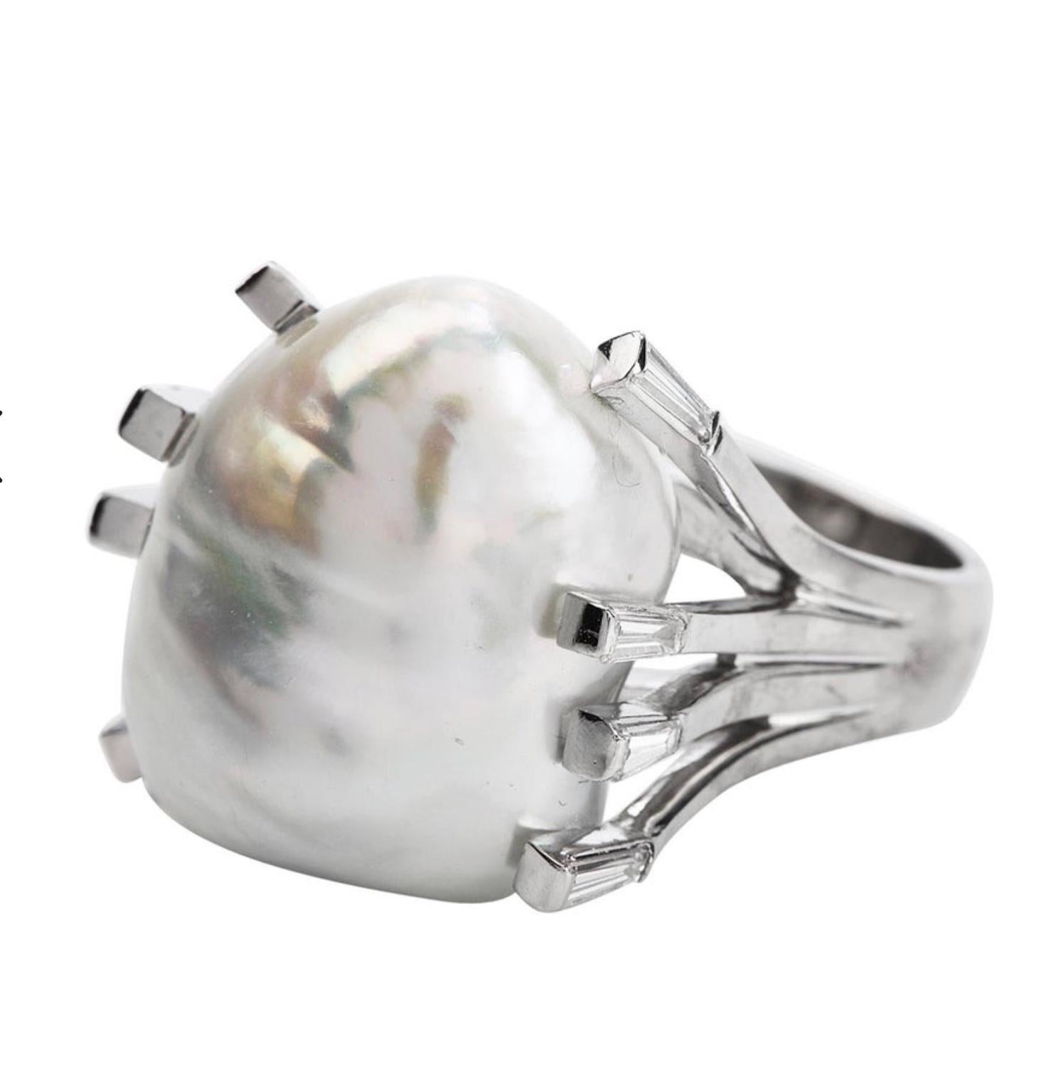 Grande anello da cocktail con perle bianche barocche dei mari del sud e diamanti in platino in vendita 2