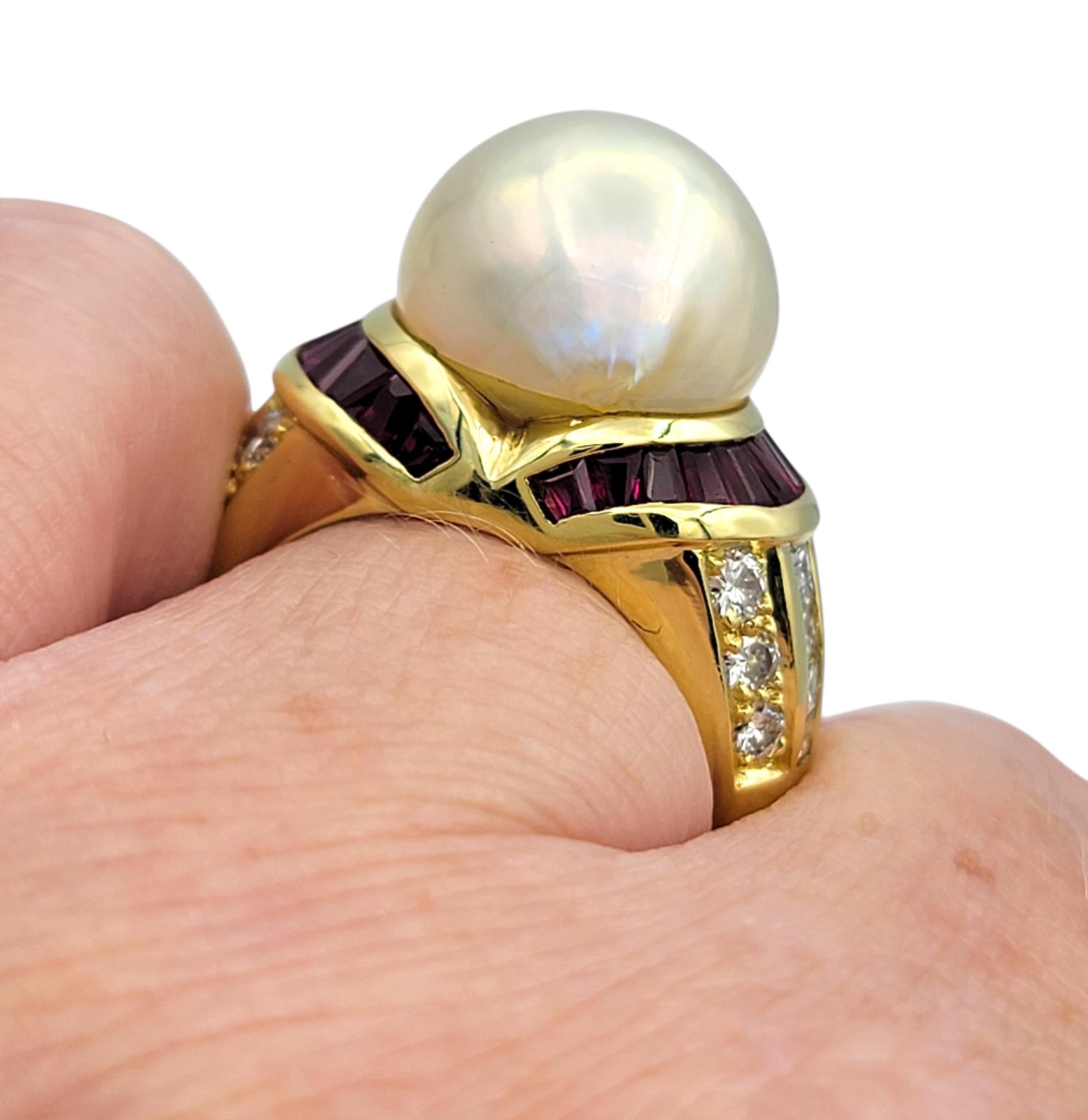 Grande anello cocktail con perle dei mari del sud, rubini e diamanti in oro giallo 18 carati in vendita 4