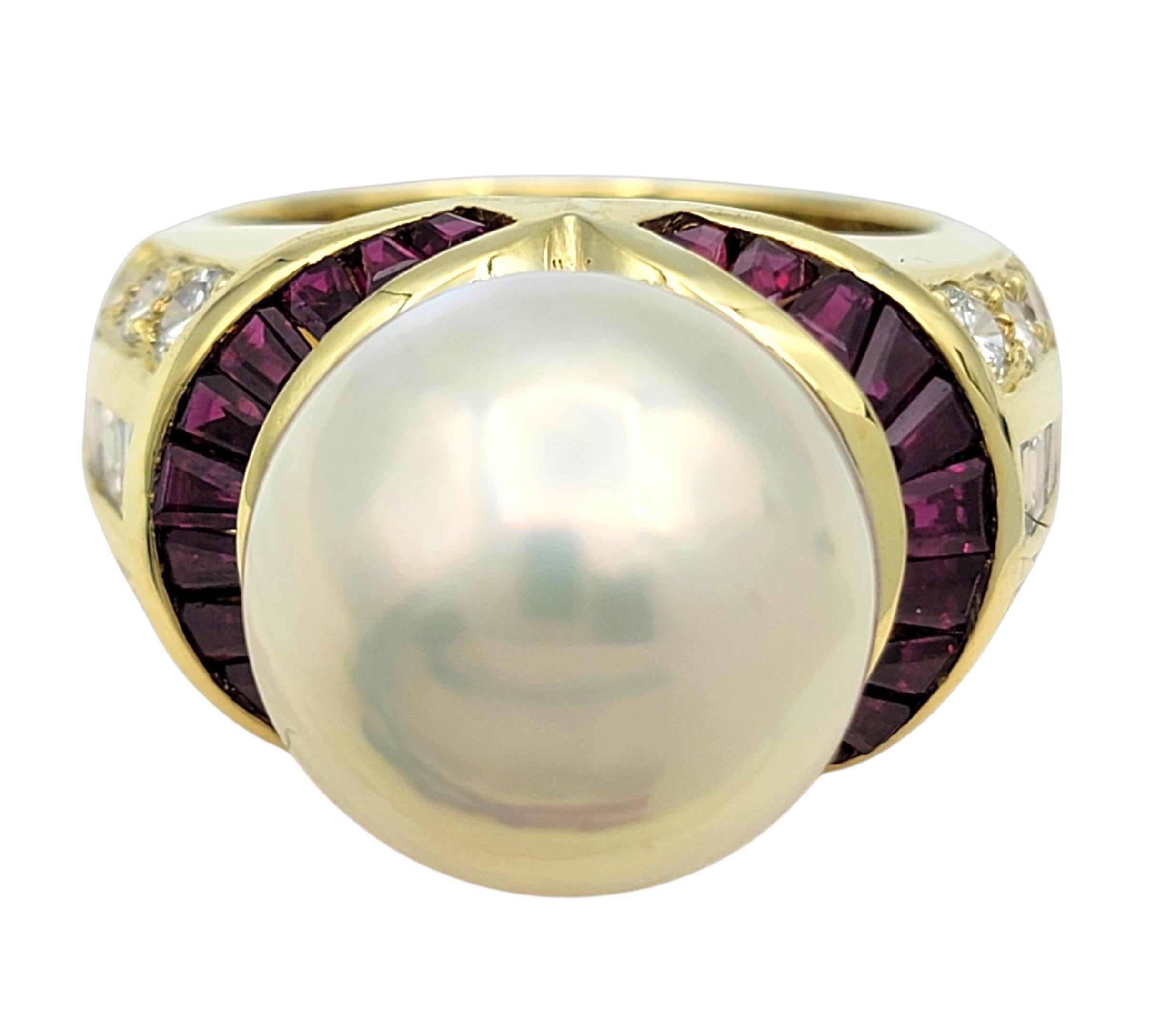 Questo anello presenta una grande perla luminosa che attira immediatamente l'attenzione con la sua superficie liscia e il suo morbido bagliore. La perla è ben visibile al centro e conferisce al pezzo un'atmosfera elegante e classica. Intorno alla