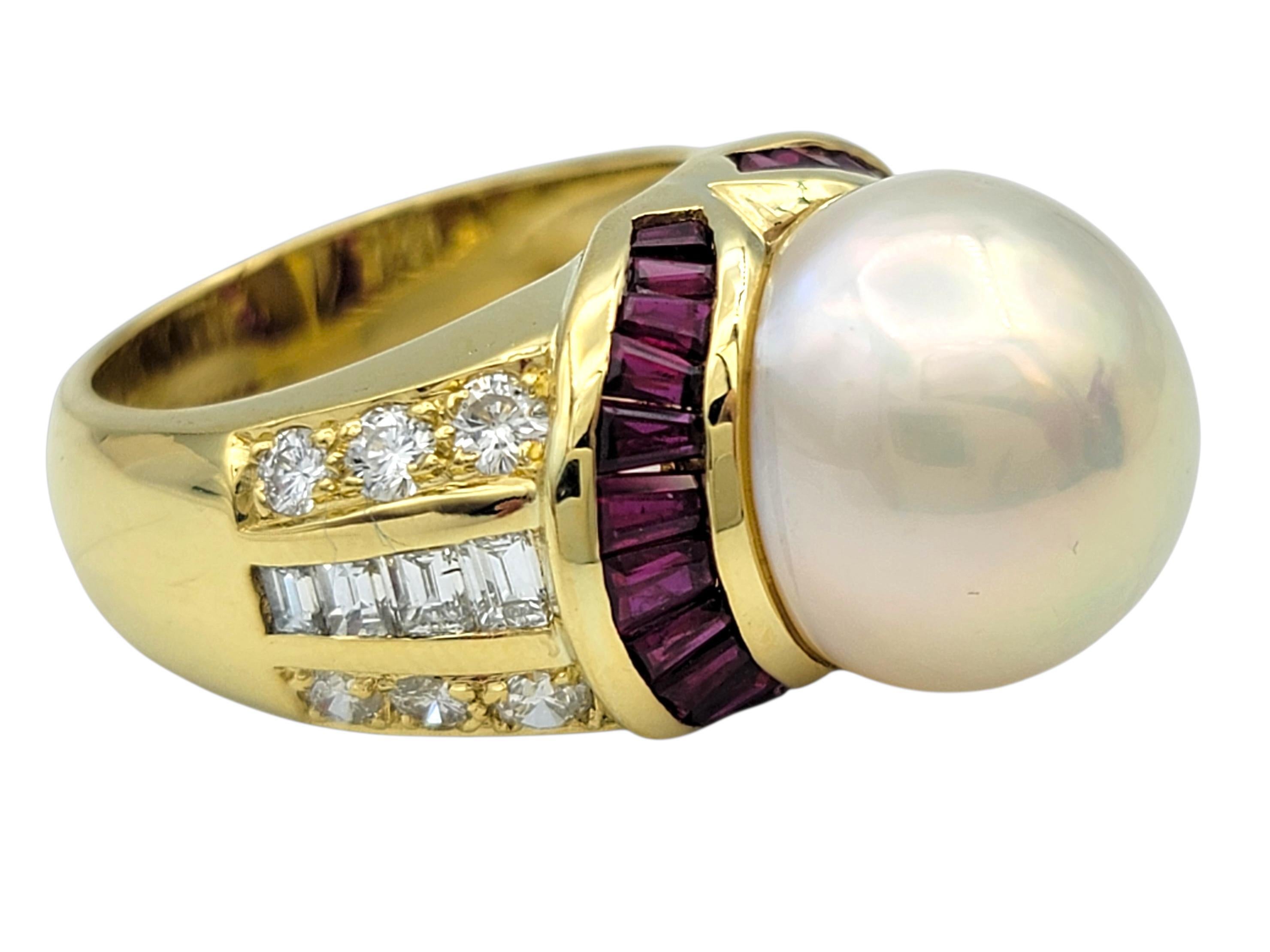 Contemporaneo Grande anello cocktail con perle dei mari del sud, rubini e diamanti in oro giallo 18 carati in vendita