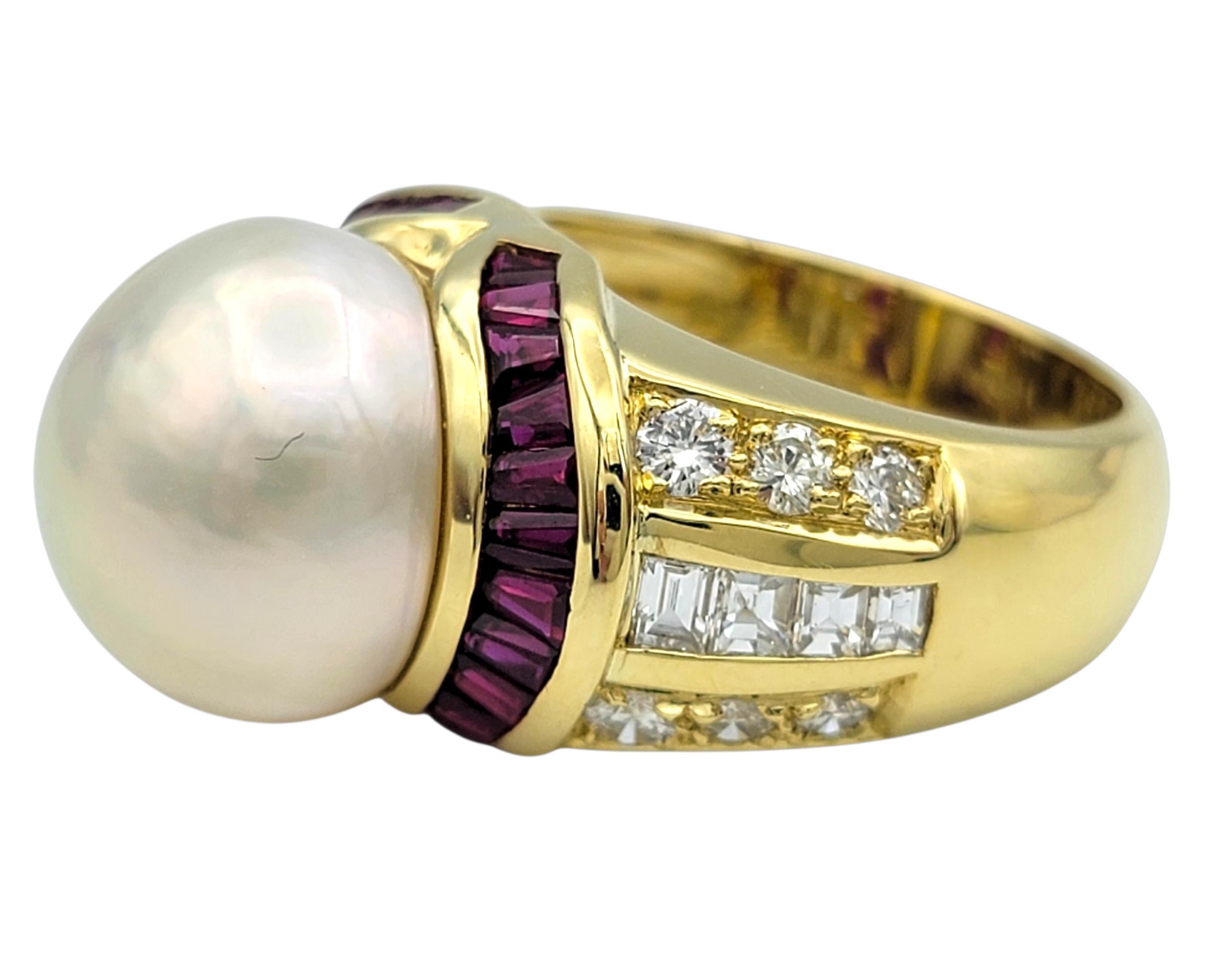 Taglio baguette Grande anello cocktail con perle dei mari del sud, rubini e diamanti in oro giallo 18 carati in vendita