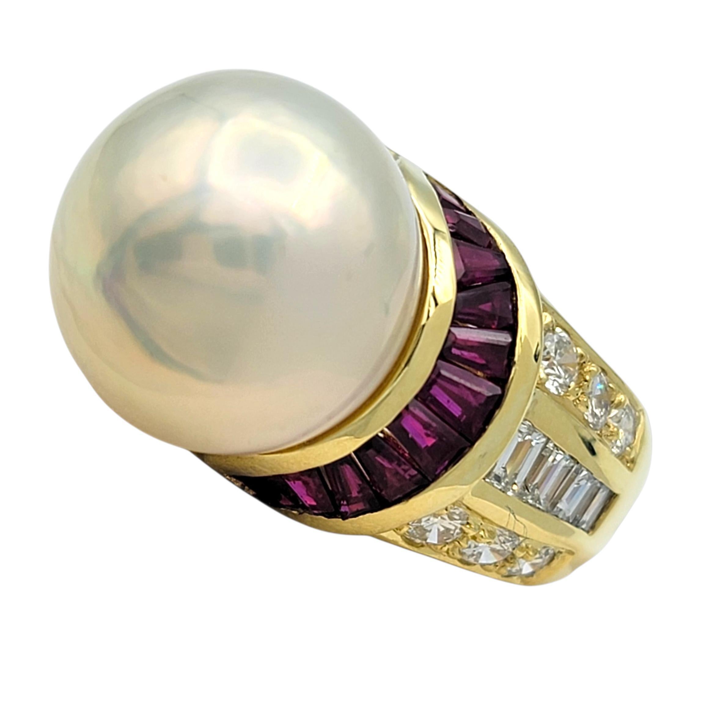 Grande anello cocktail con perle dei mari del sud, rubini e diamanti in oro giallo 18 carati In condizioni ottime in vendita a Scottsdale, AZ