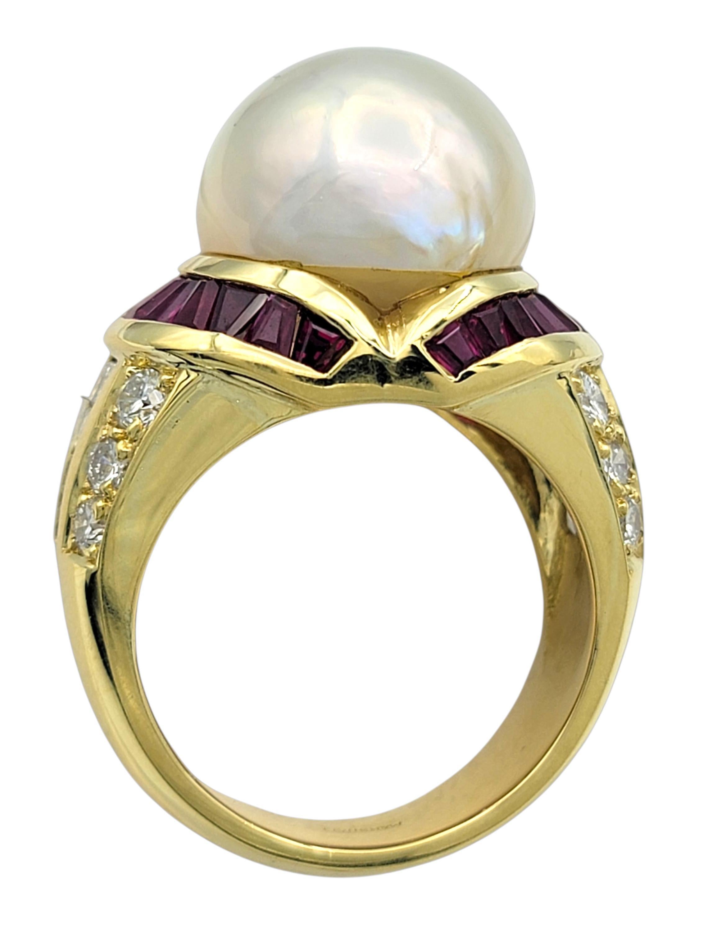 Donna Grande anello cocktail con perle dei mari del sud, rubini e diamanti in oro giallo 18 carati in vendita
