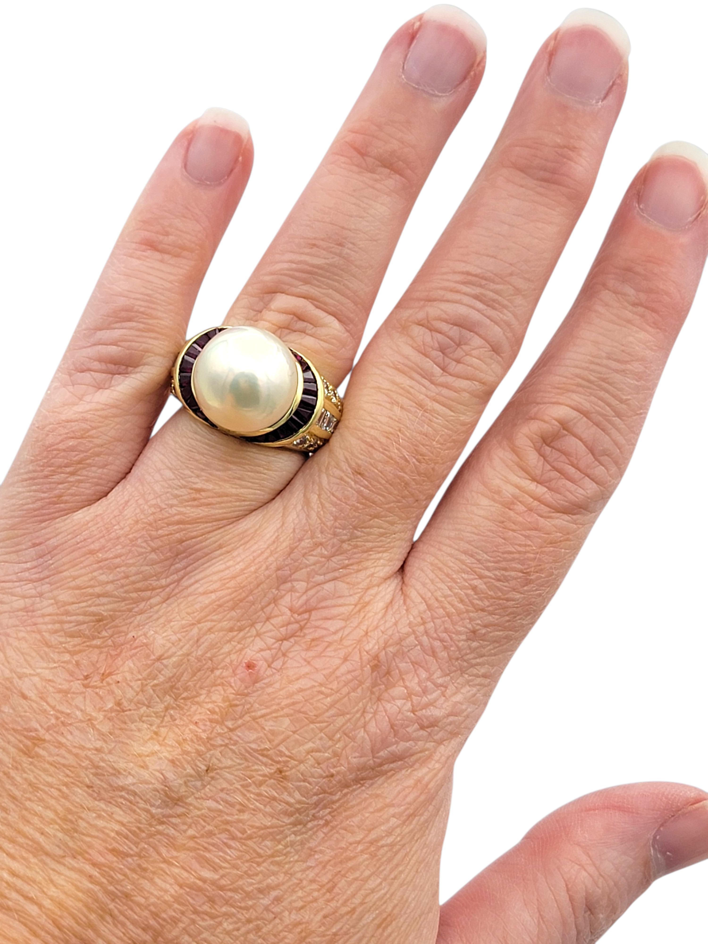 Grande anello cocktail con perle dei mari del sud, rubini e diamanti in oro giallo 18 carati in vendita 3