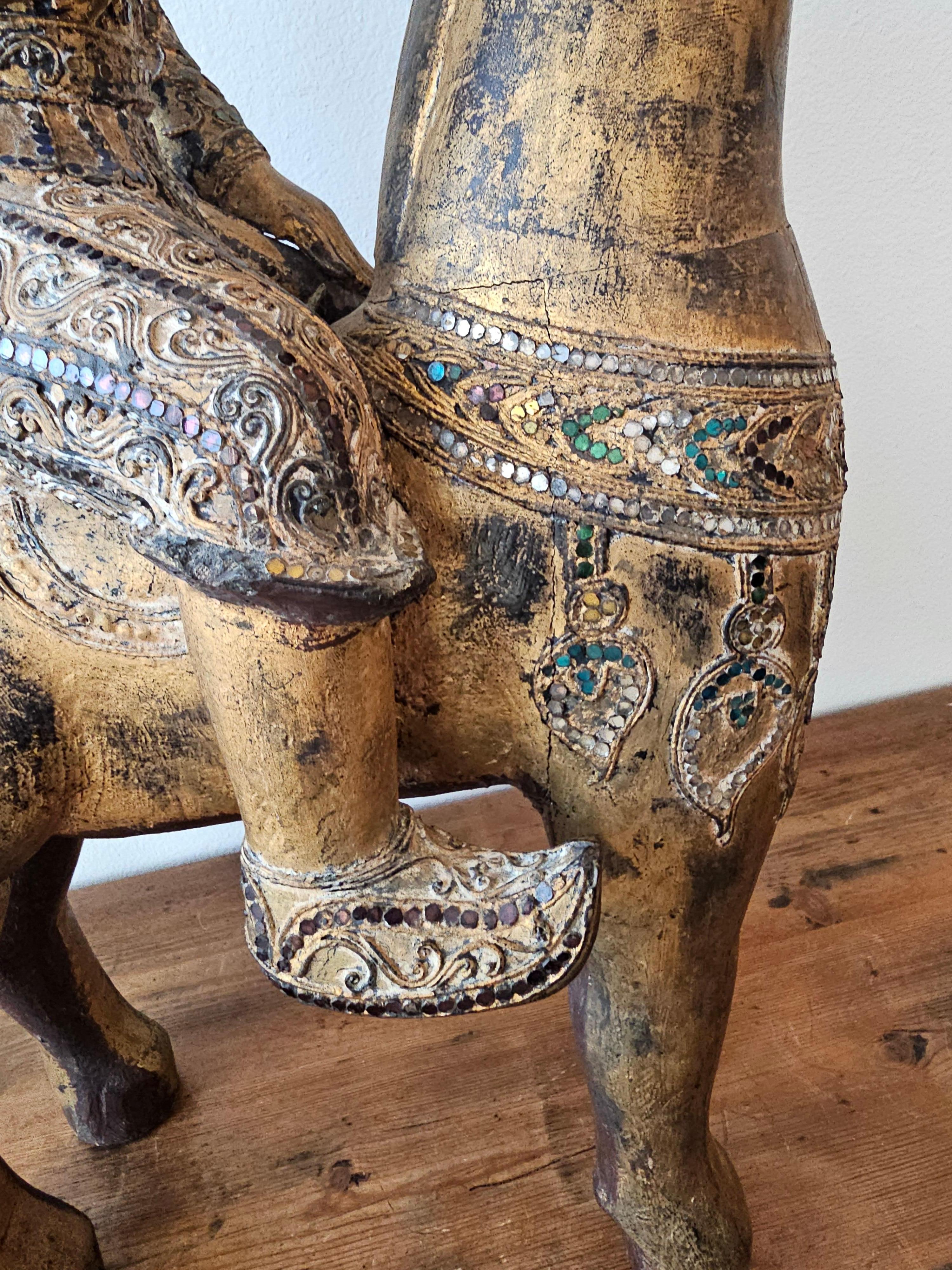 Grande scultura in legno dorato Jewell con figura di cavallo del sud-est asiatico birmano thailandese in vendita 2