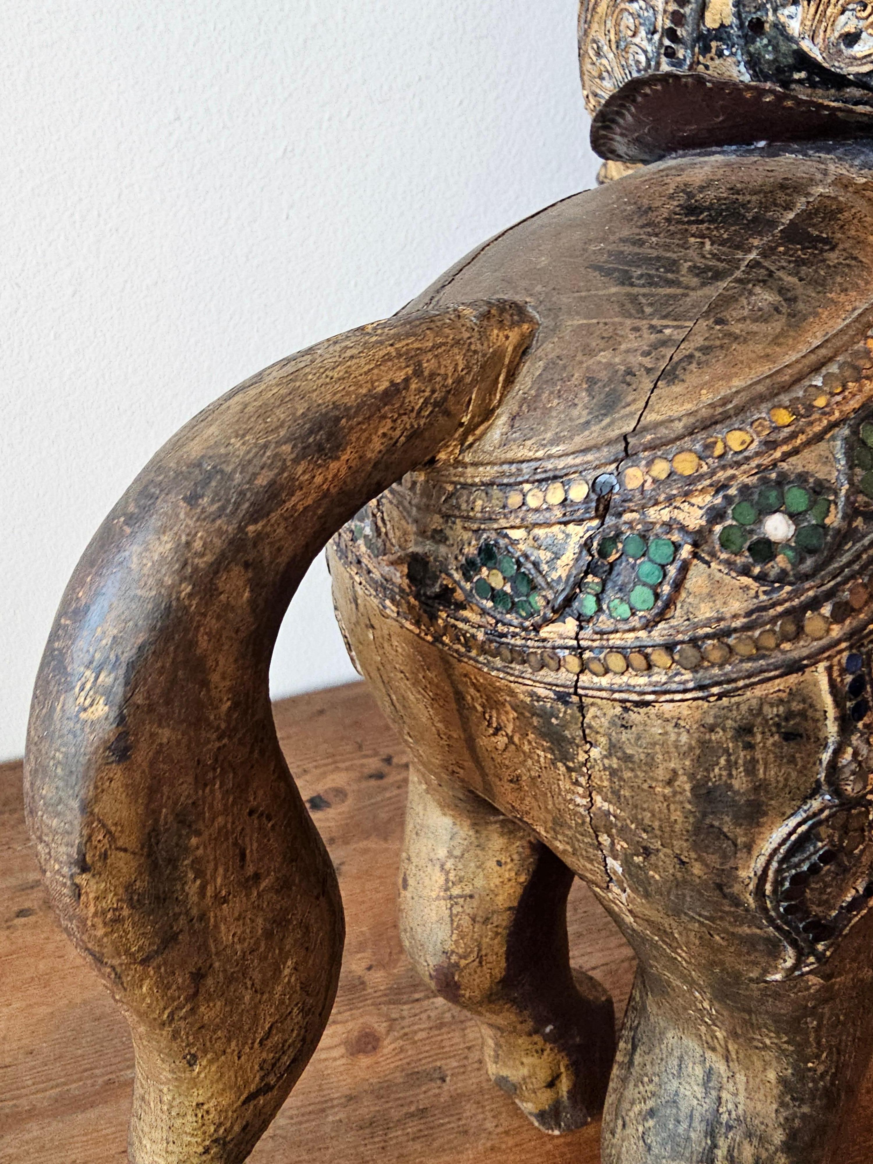 Grande scultura in legno dorato Jewell con figura di cavallo del sud-est asiatico birmano thailandese in vendita 3