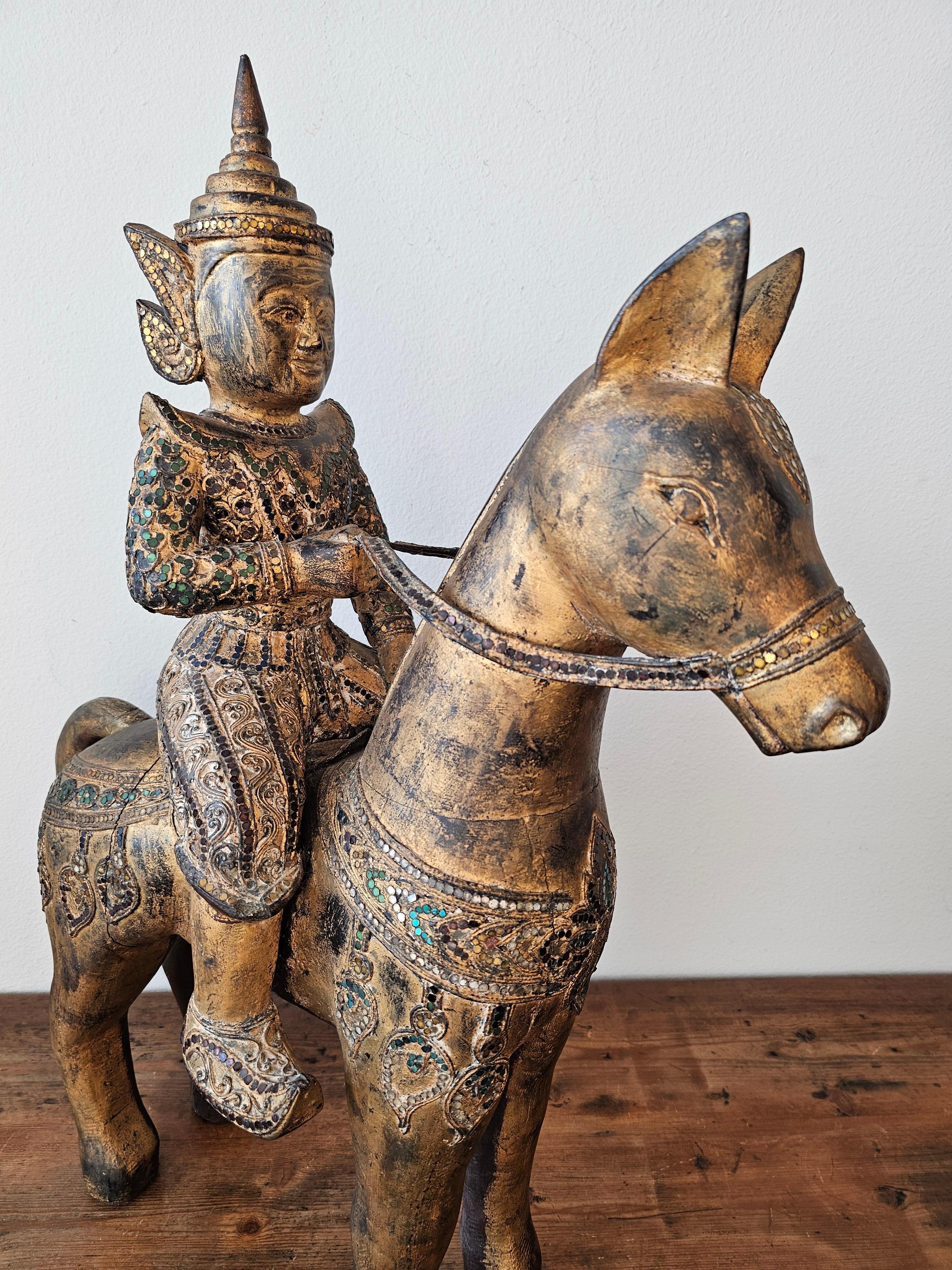 Grande scultura in legno dorato Jewell con figura di cavallo del sud-est asiatico birmano thailandese in vendita 4