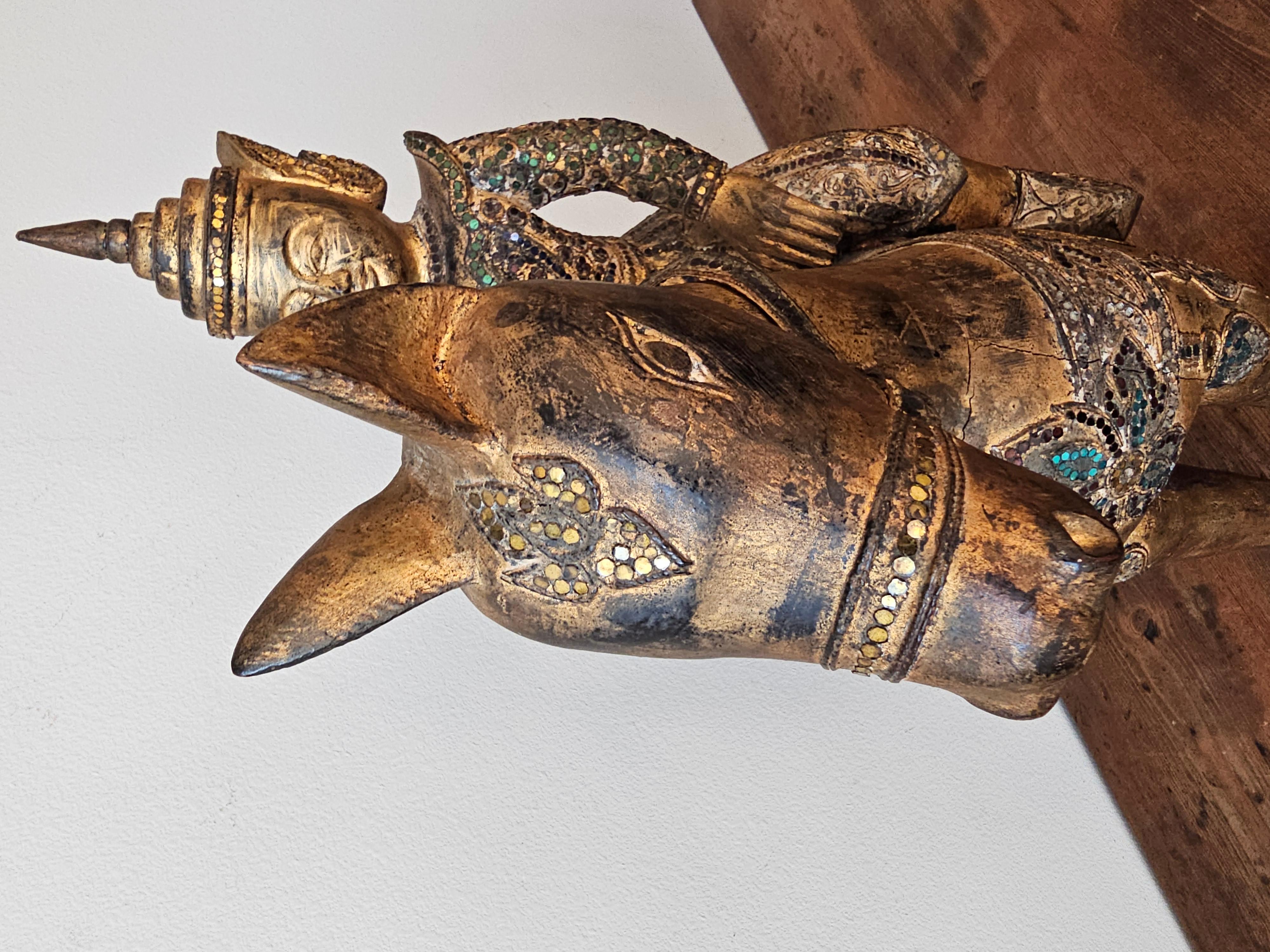 Grande scultura in legno dorato Jewell con figura di cavallo del sud-est asiatico birmano thailandese in vendita 5