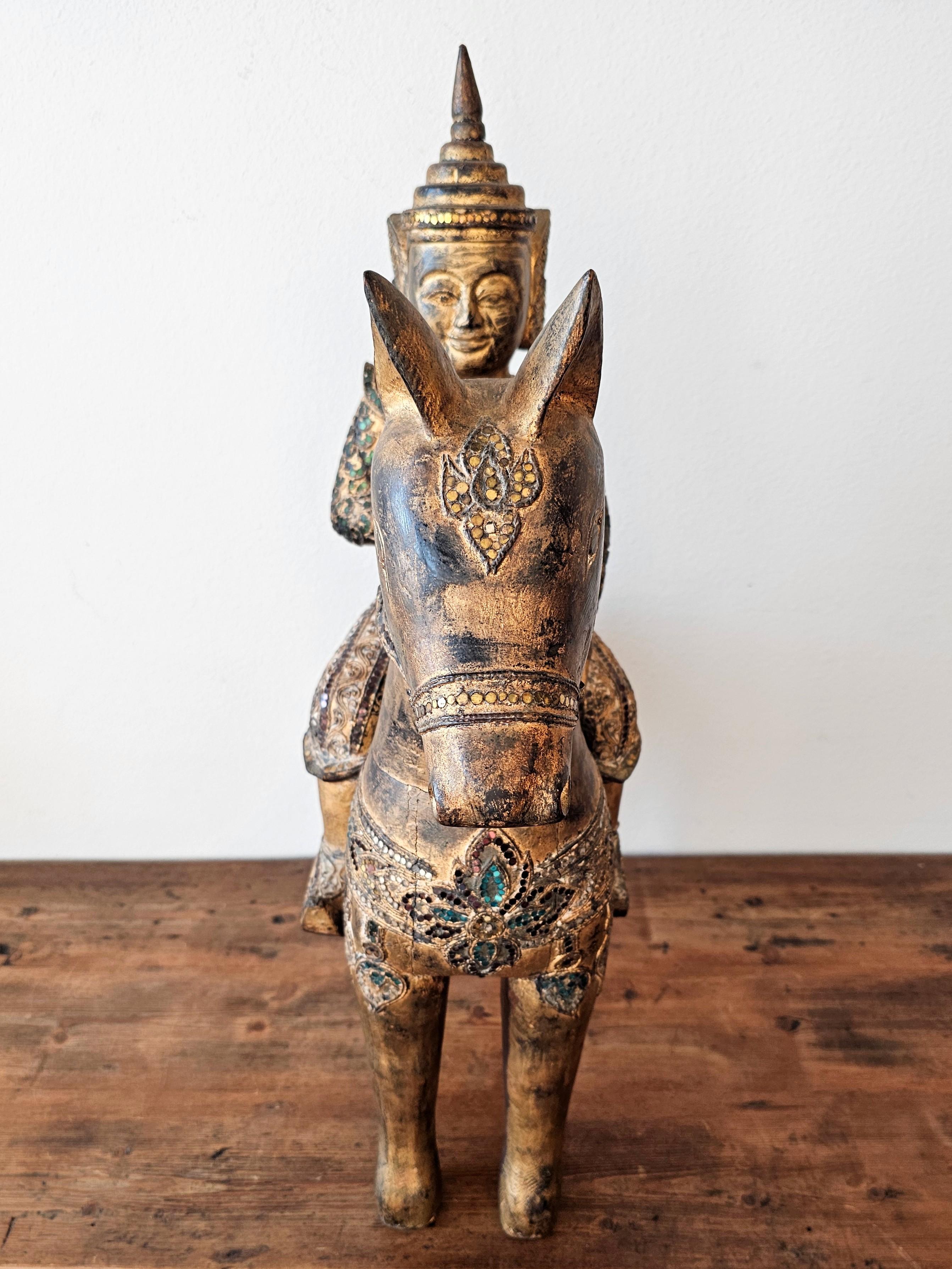 Grande scultura in legno dorato Jewell con figura di cavallo del sud-est asiatico birmano thailandese in vendita 6