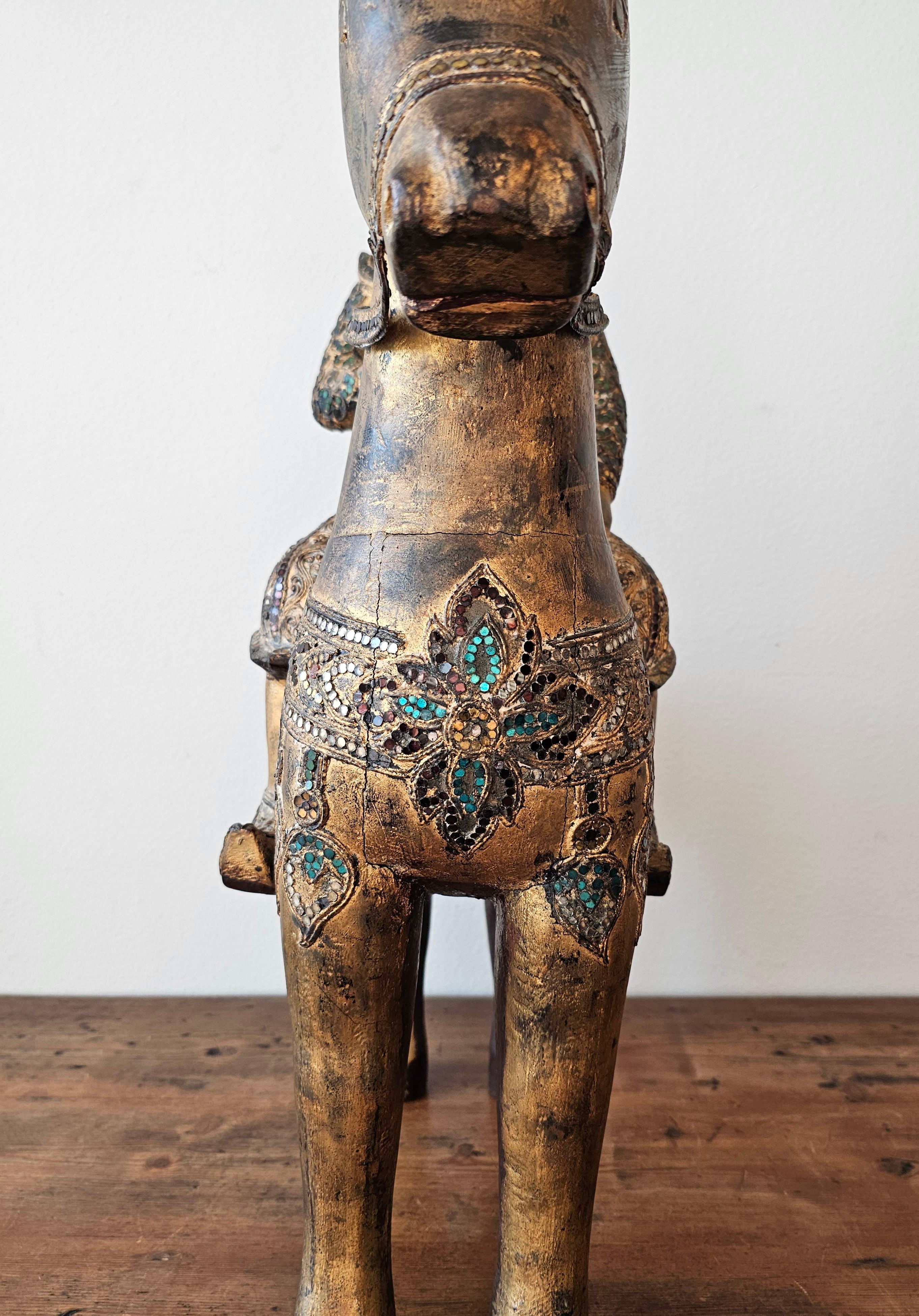Grande scultura in legno dorato Jewell con figura di cavallo del sud-est asiatico birmano thailandese in vendita 7
