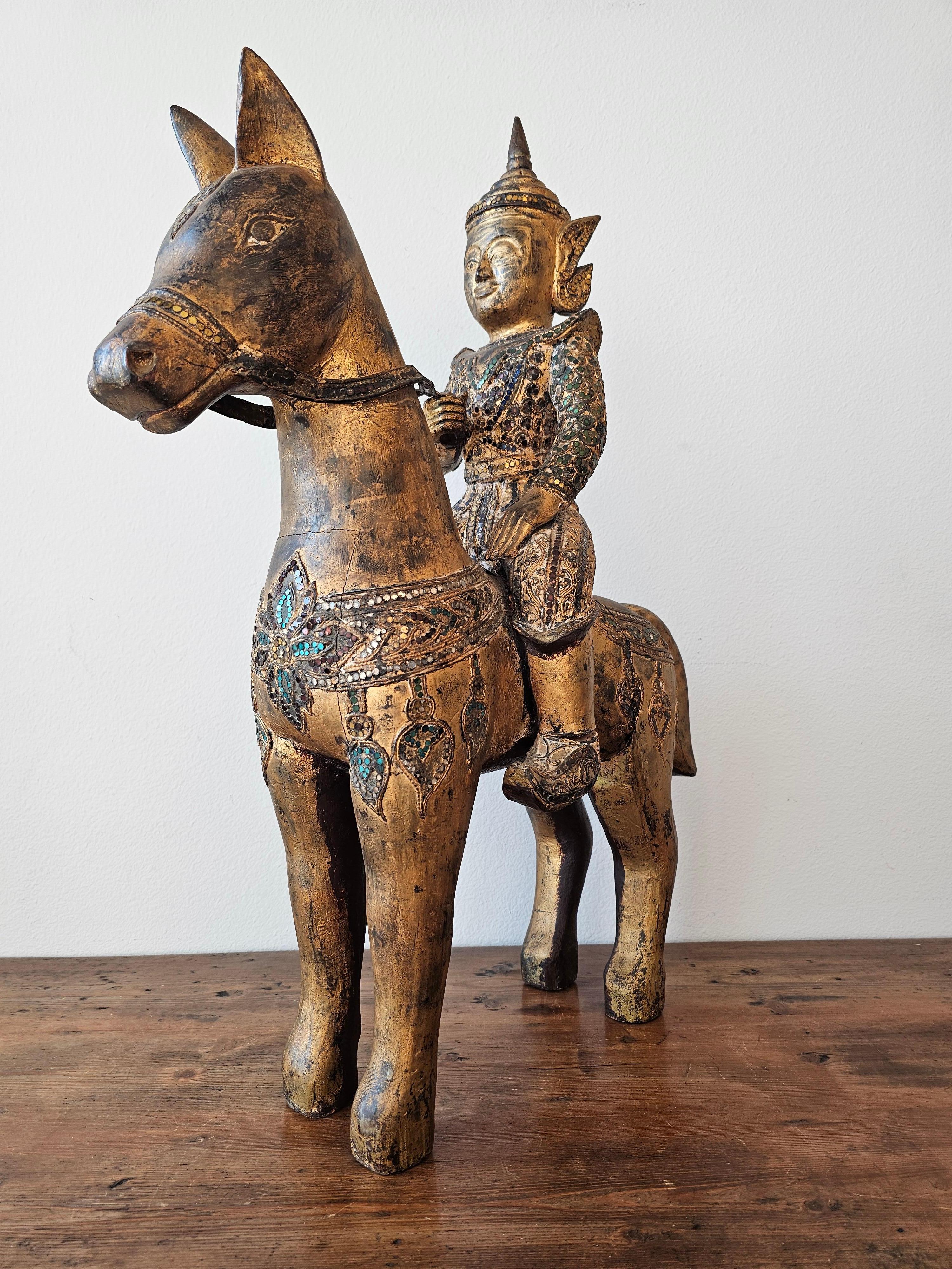 Grande scultura in legno dorato Jewell con figura di cavallo del sud-est asiatico birmano thailandese in vendita 8