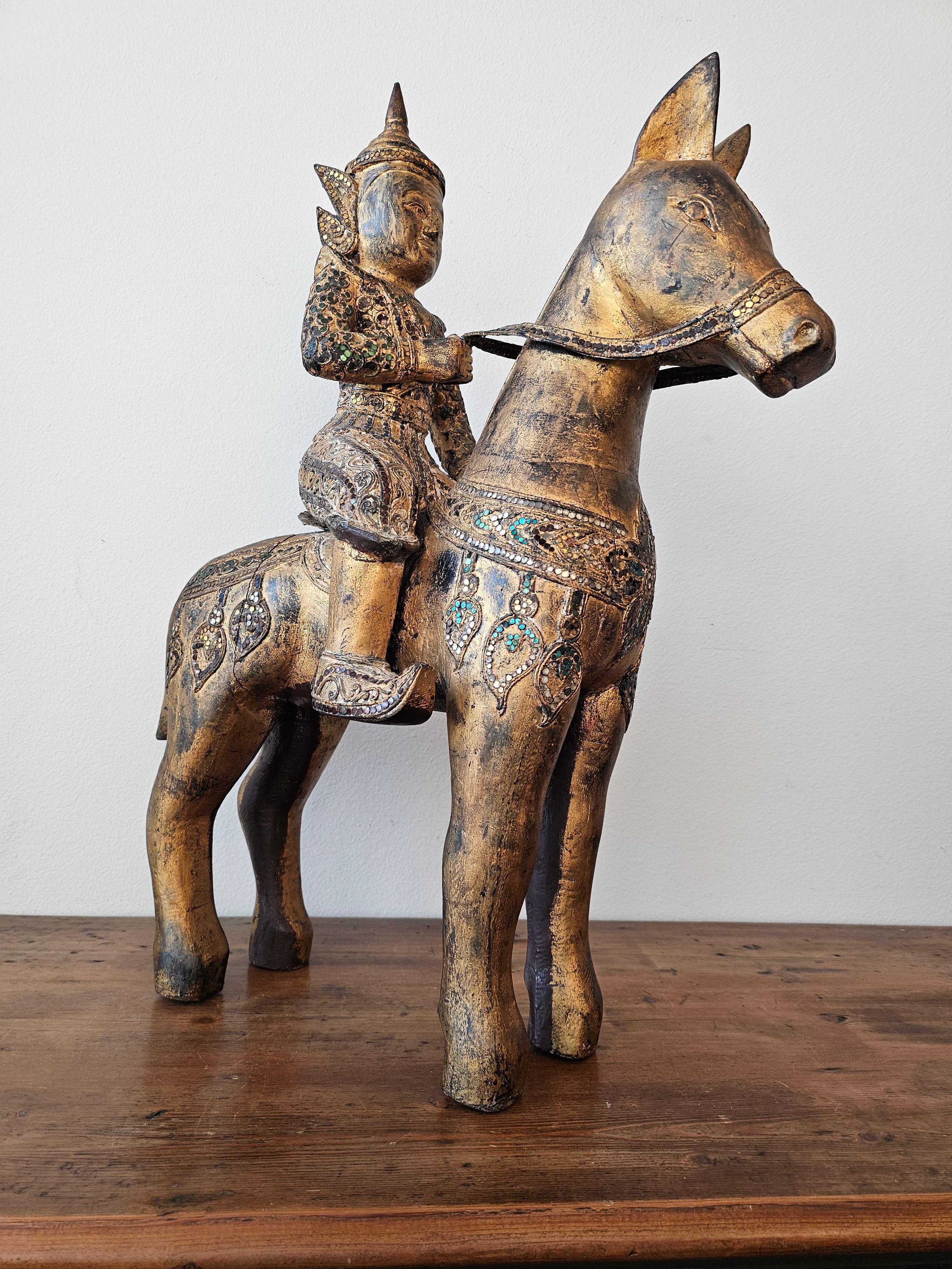 Grande scultura in legno dorato Jewell con figura di cavallo del sud-est asiatico birmano thailandese in vendita 9