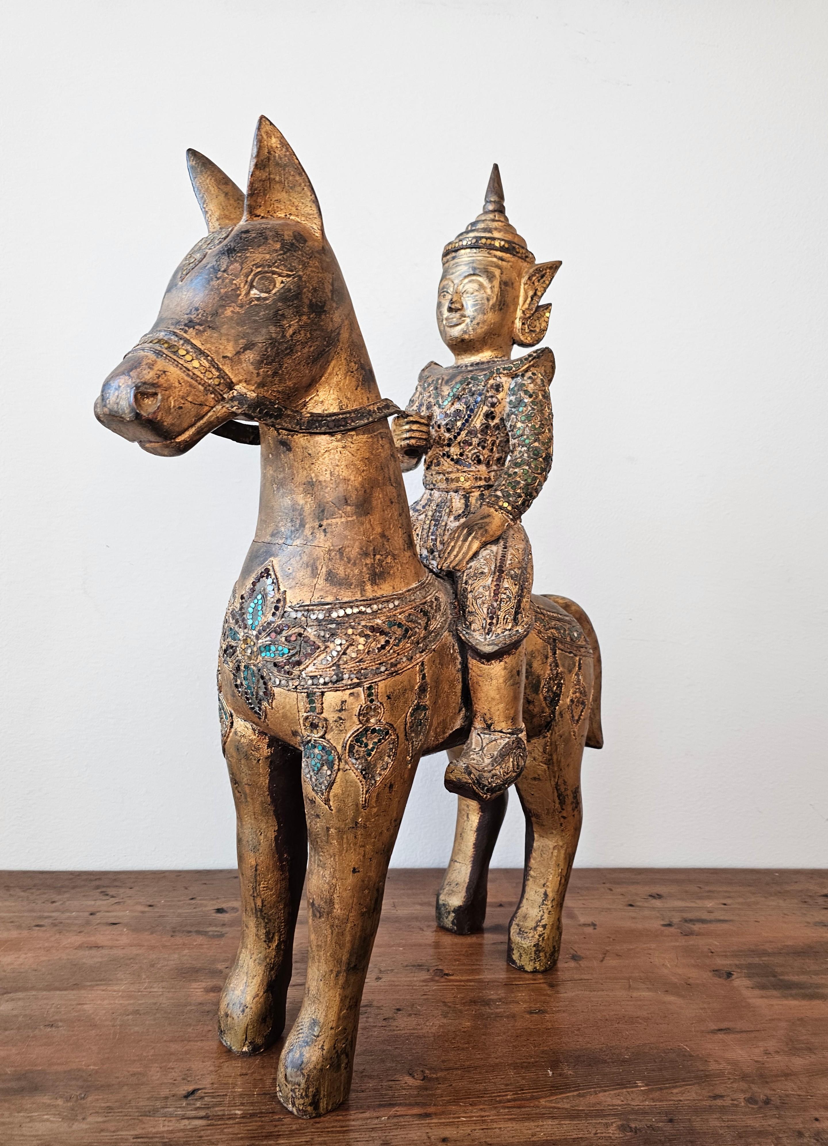 Grande scultura in legno dorato Jewell con figura di cavallo del sud-est asiatico birmano thailandese in vendita 10