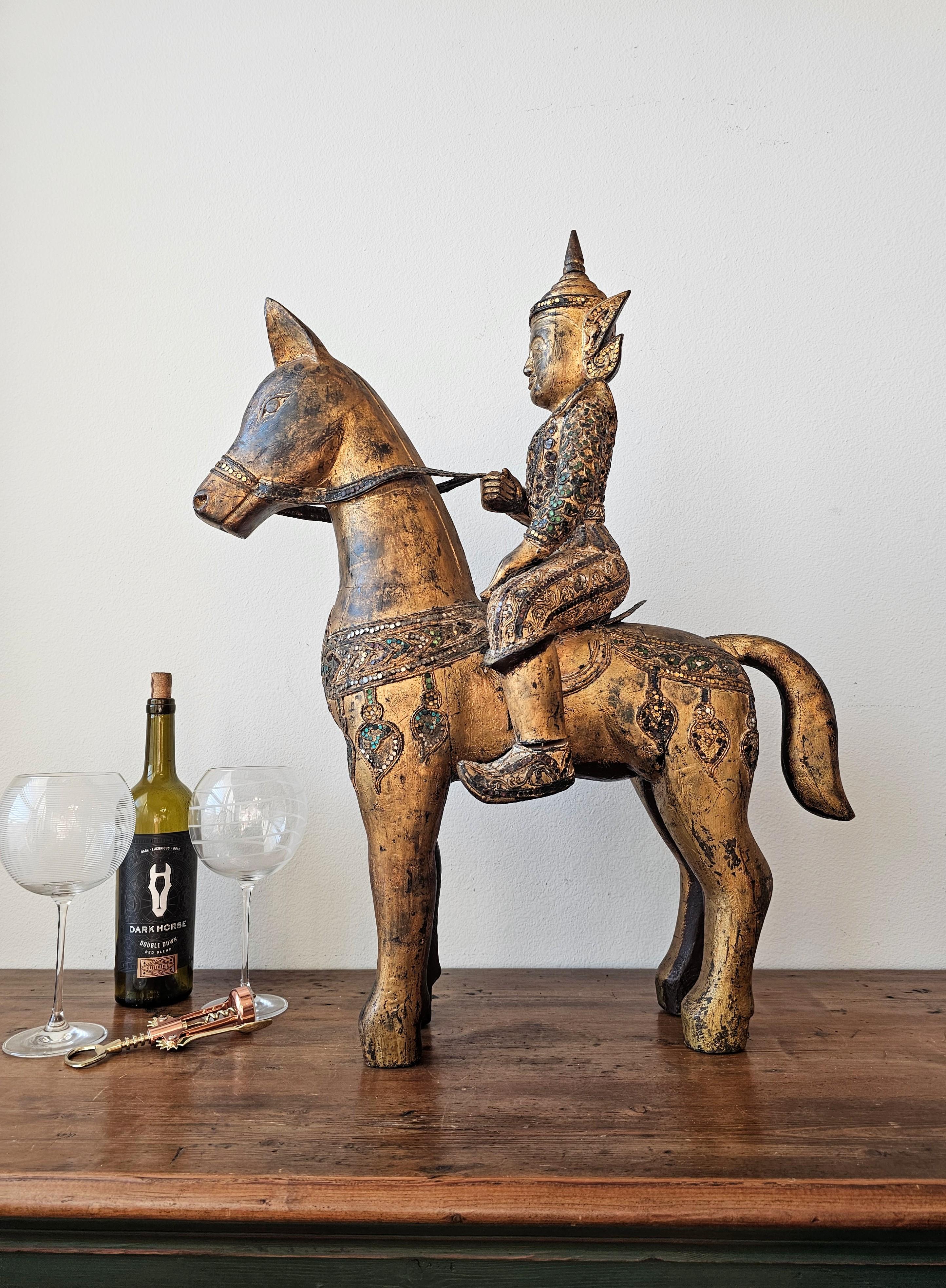 Grande scultura in legno dorato Jewell con figura di cavallo del sud-est asiatico birmano thailandese in vendita 11
