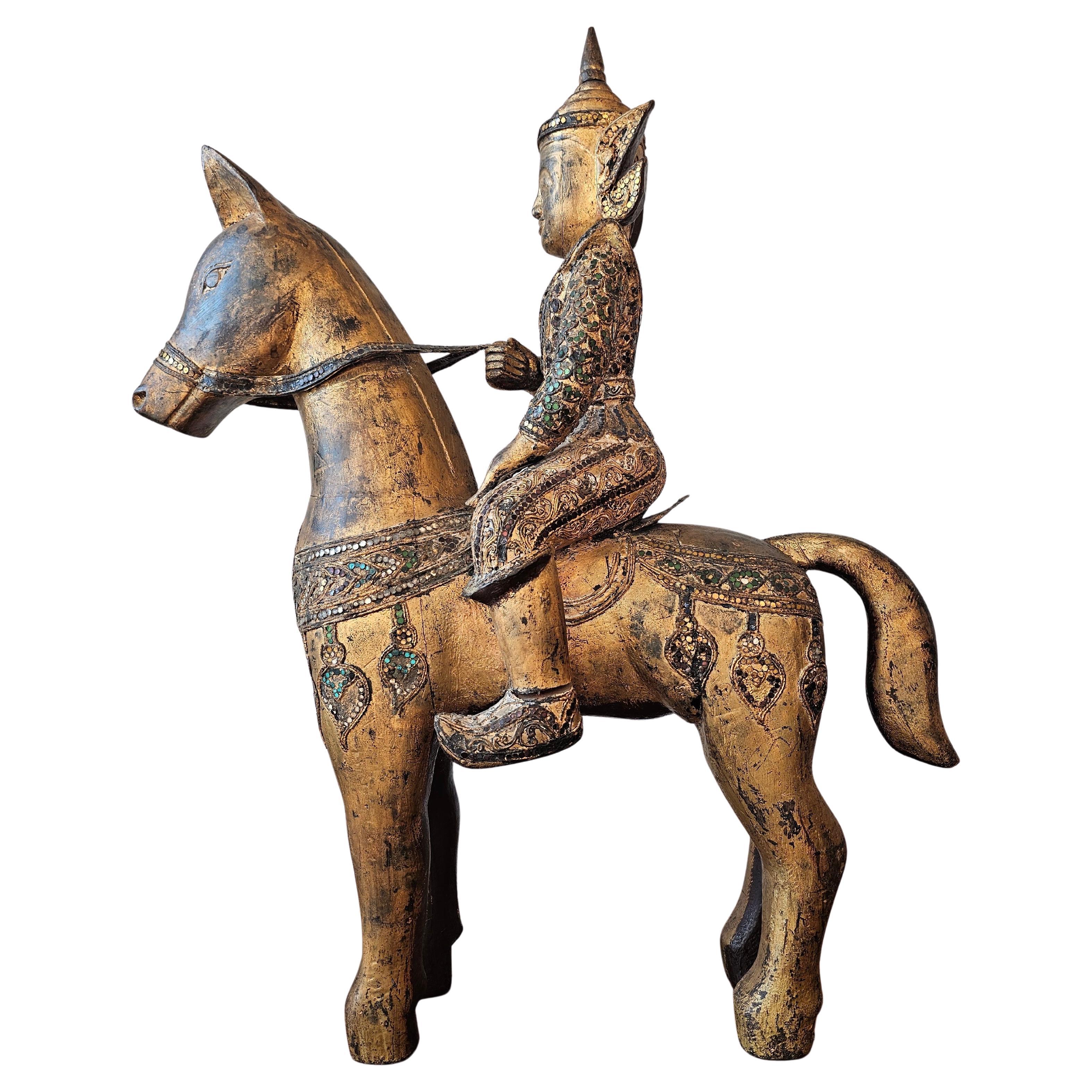 Una grande e impressionante figura in legno dorato intagliato del sud-est asiatico raffigurante un cavallo e un cavaliere.

Inizio del XX secolo, probabilmente proveniente dalla Birmania (l'attuale Myanmar) o dalla Thailandia, forse statua del