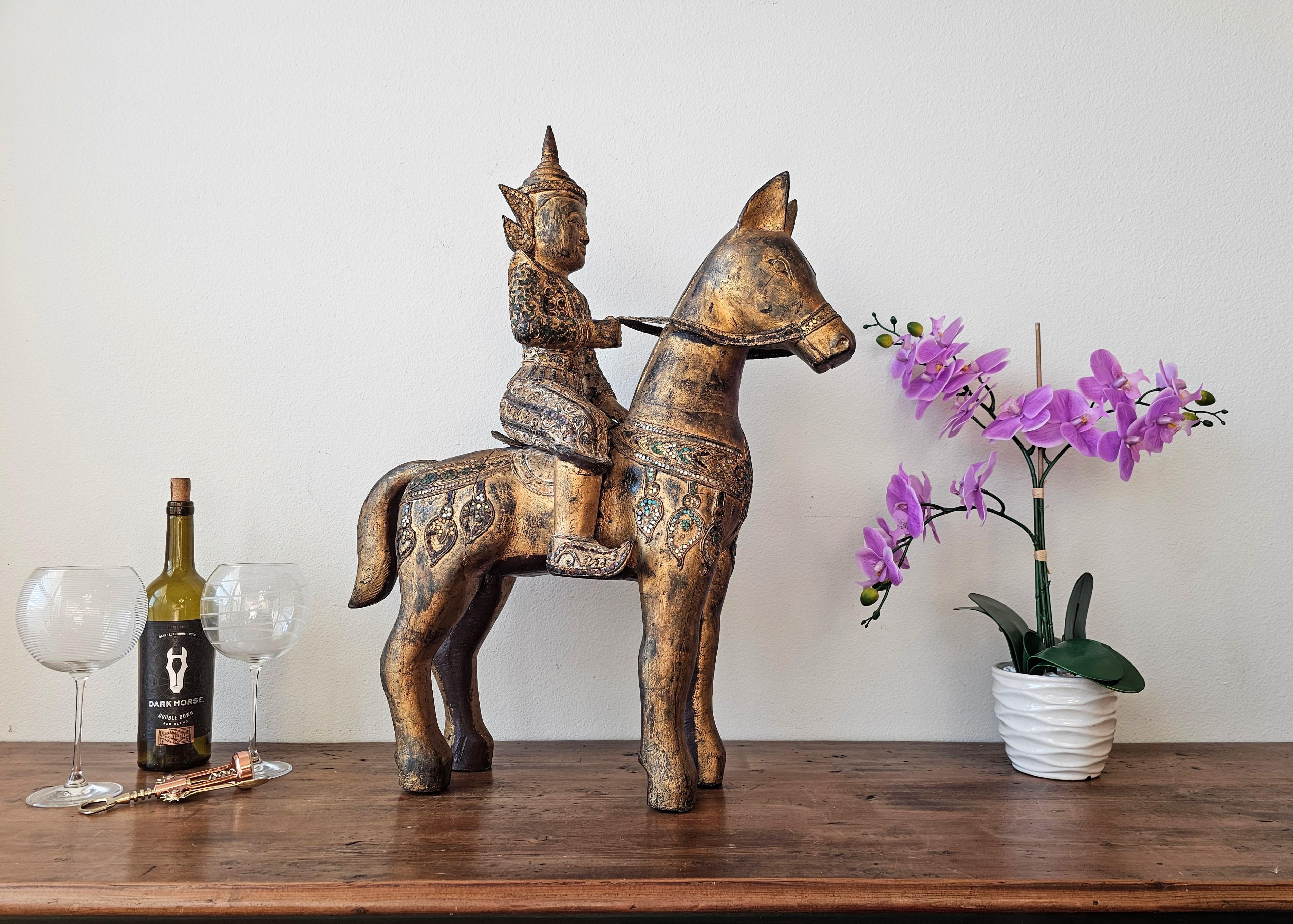 Grande scultura in legno dorato Jewell con figura di cavallo del sud-est asiatico birmano thailandese in vendita 12
