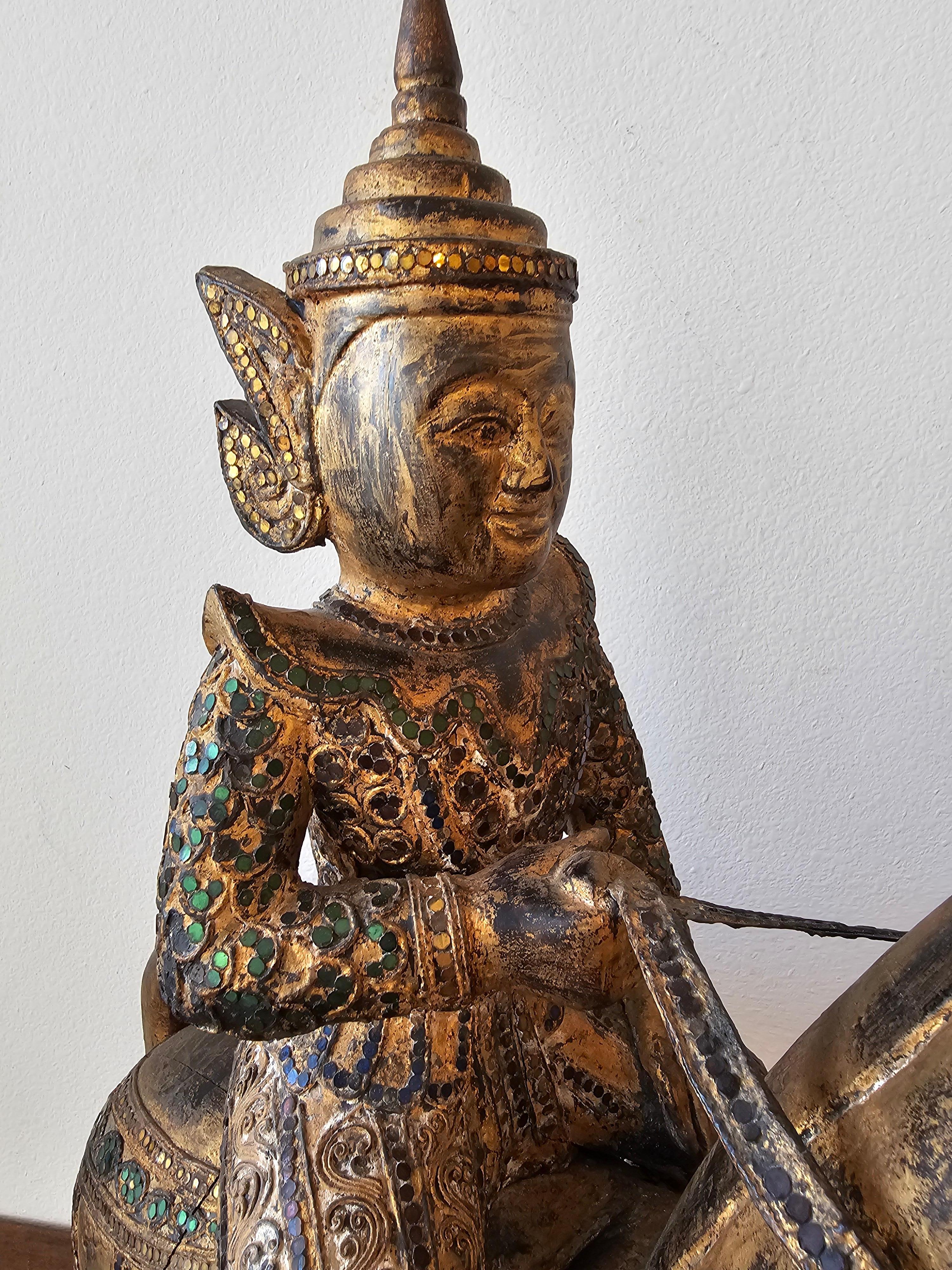 Arte popolare Grande scultura in legno dorato Jewell con figura di cavallo del sud-est asiatico birmano thailandese in vendita