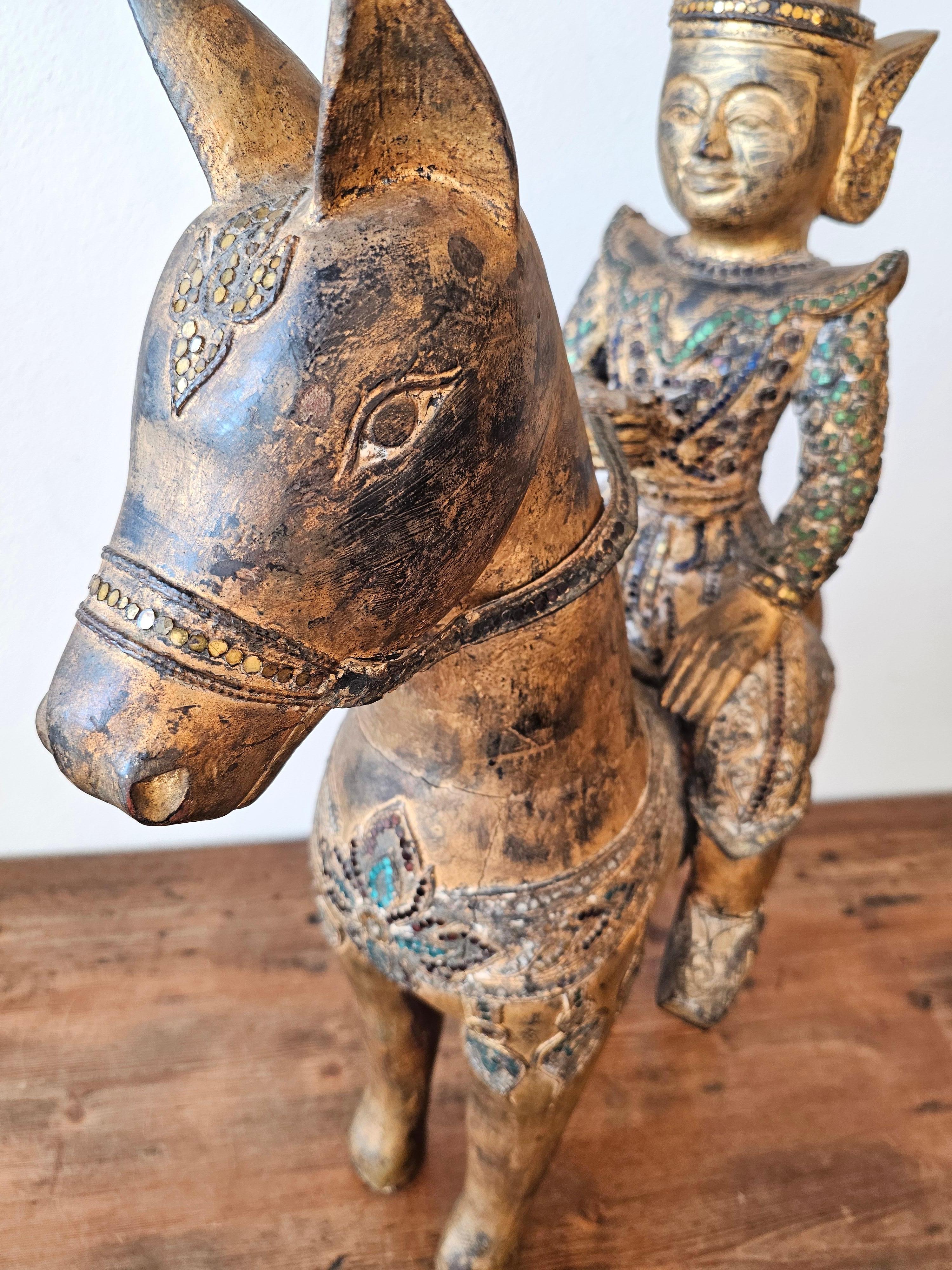 Sud-est asiatico Grande scultura in legno dorato Jewell con figura di cavallo del sud-est asiatico birmano thailandese in vendita