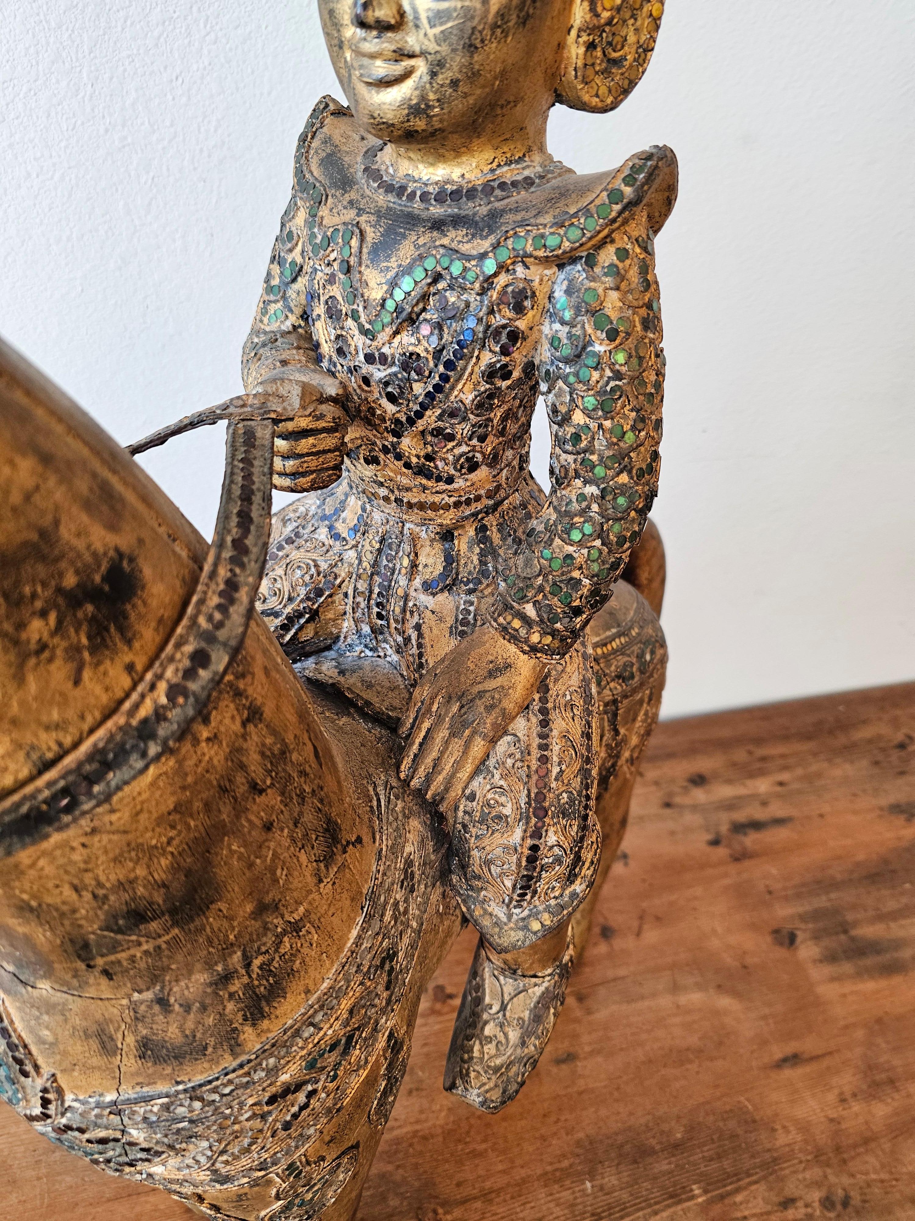 Intagliato a mano Grande scultura in legno dorato Jewell con figura di cavallo del sud-est asiatico birmano thailandese in vendita