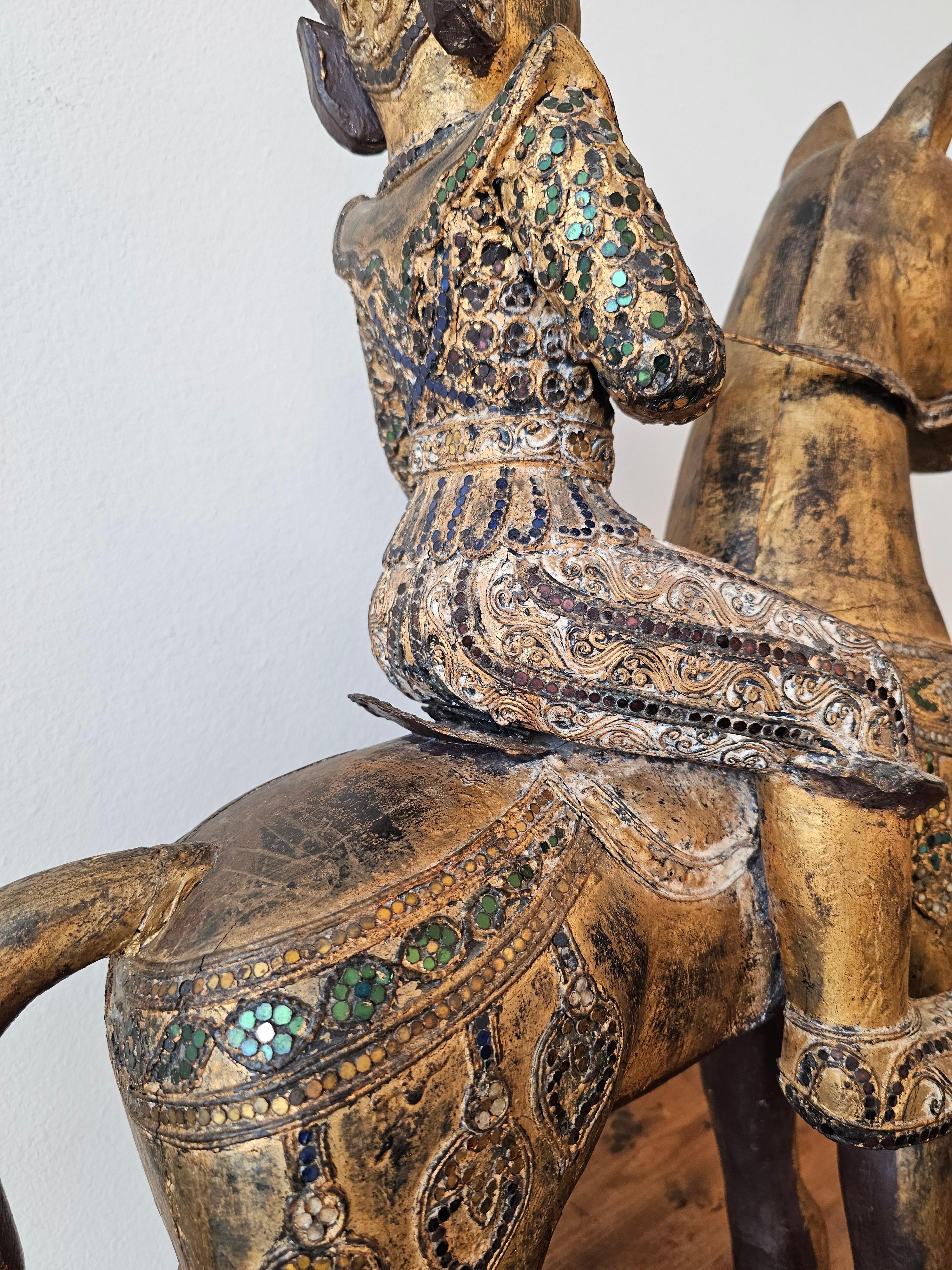 Grande scultura in legno dorato Jewell con figura di cavallo del sud-est asiatico birmano thailandese In condizioni buone in vendita a Forney, TX