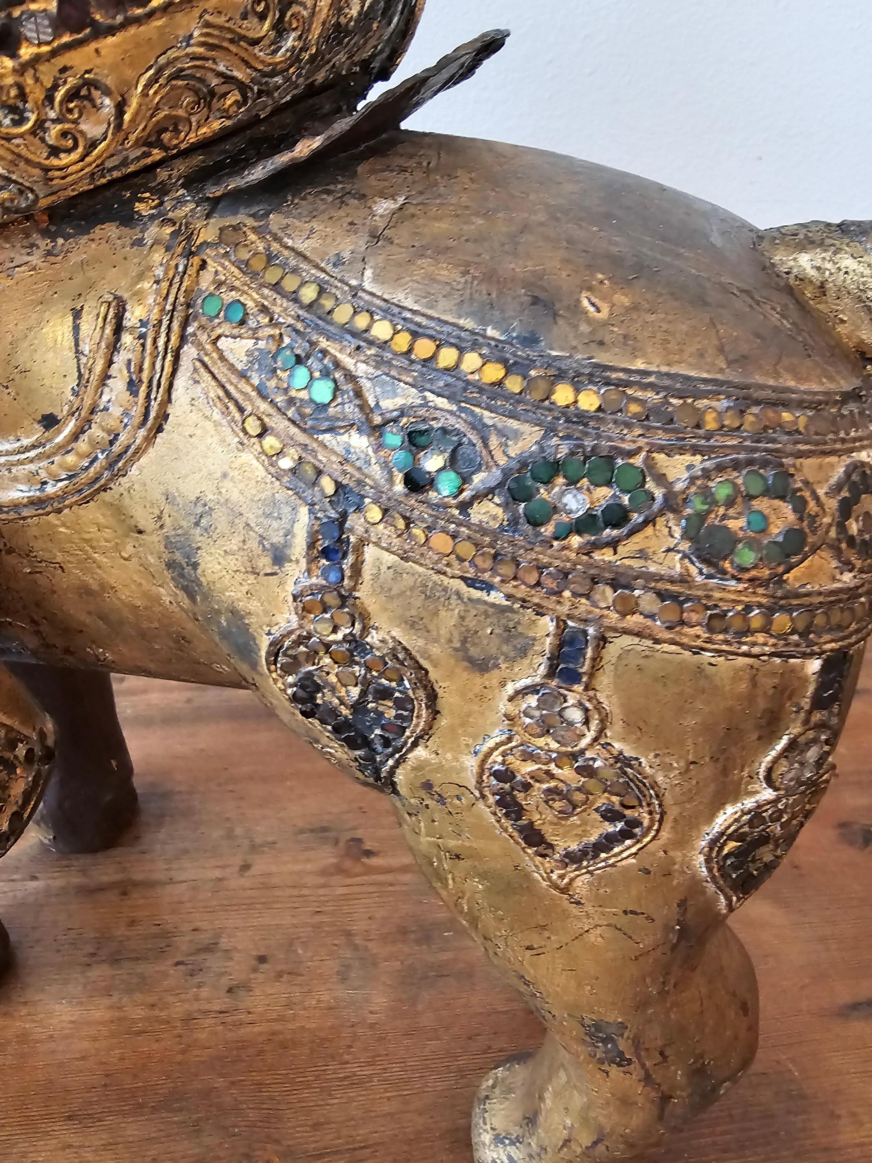 XX secolo Grande scultura in legno dorato Jewell con figura di cavallo del sud-est asiatico birmano thailandese in vendita