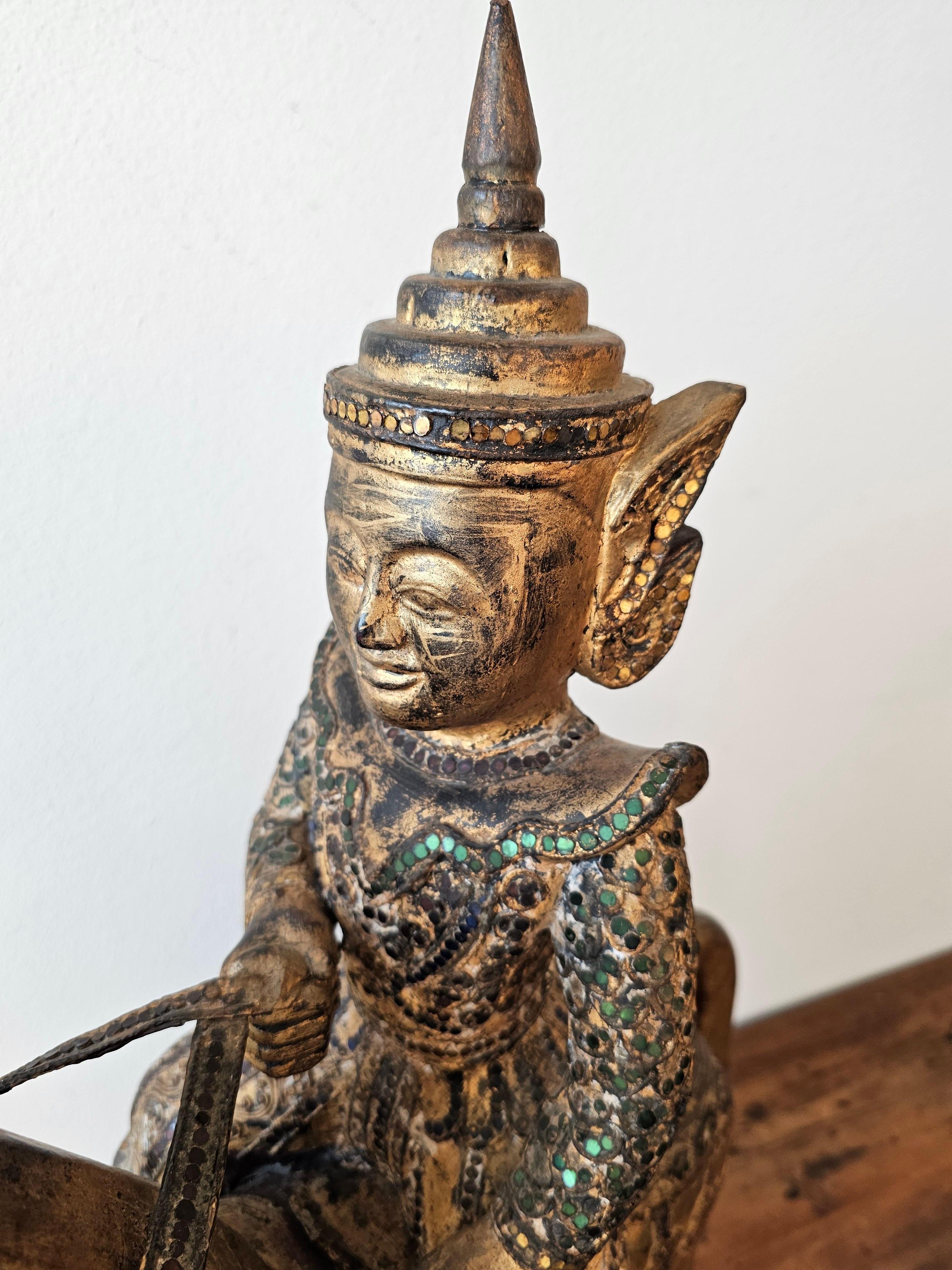 Metallo Grande scultura in legno dorato Jewell con figura di cavallo del sud-est asiatico birmano thailandese in vendita