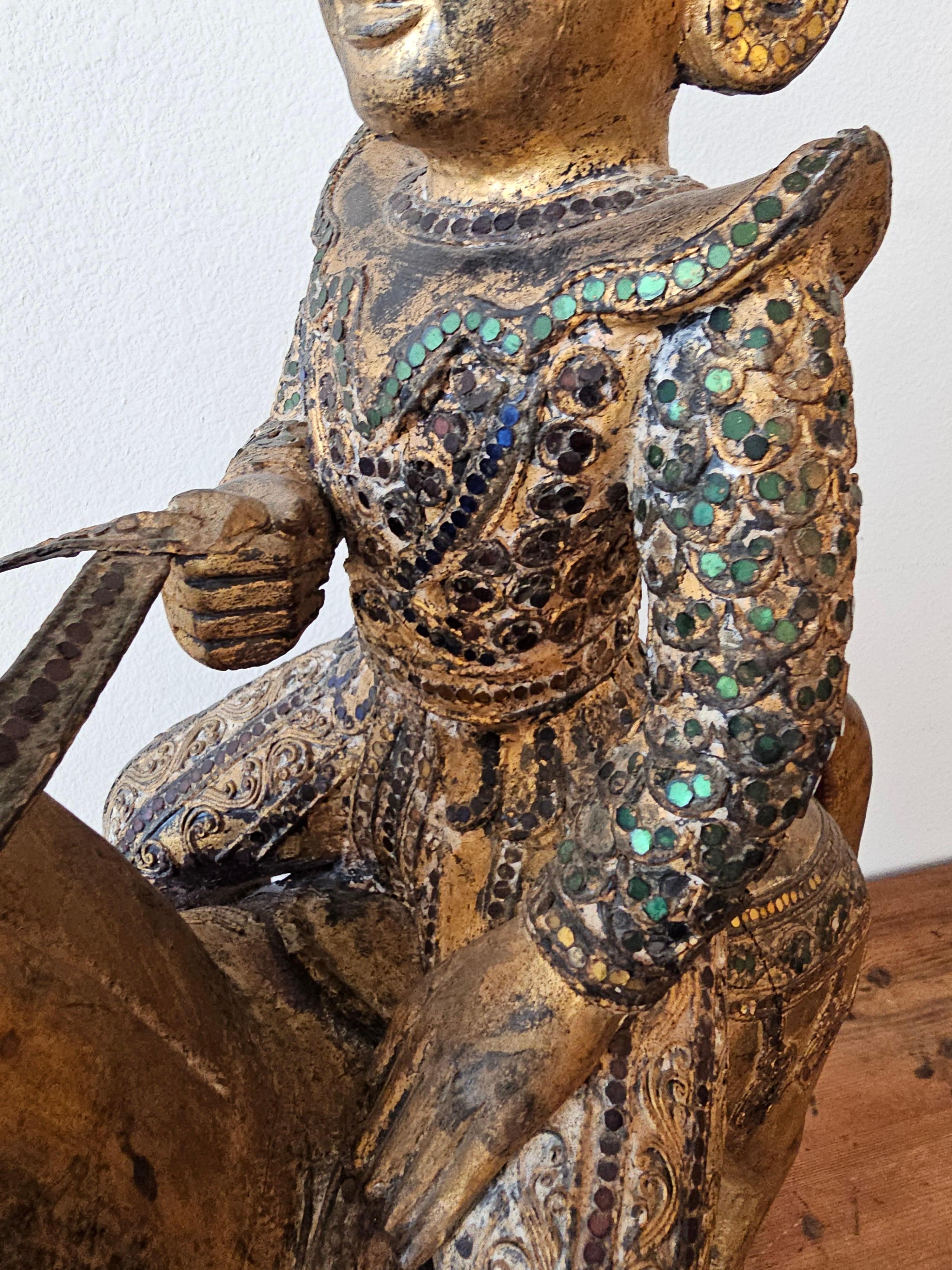 Grande scultura in legno dorato Jewell con figura di cavallo del sud-est asiatico birmano thailandese in vendita 1