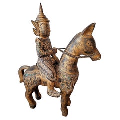 Escultura grande del sudeste asiático birmano tailandés de madera dorada con joyas sobre un caballo