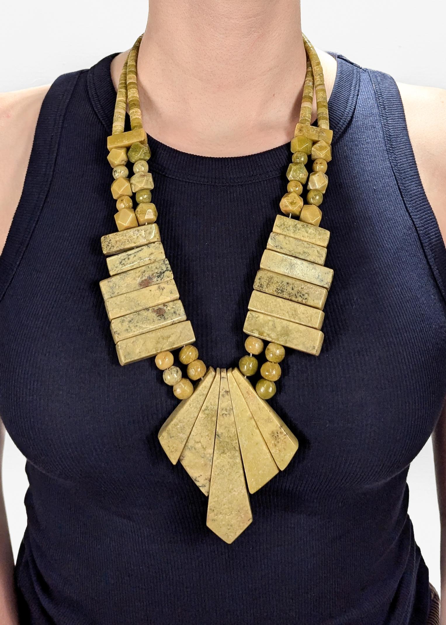 Una raffinata collana in argento e gaspeite del Sud-Ovest di grandi dimensioni.

Con grandi pietre di gaspeite a taglio geometrico infilate in un cordoncino pesante e sormontate alle estremità da perline d'argento e coni d'argento con fiori incisi.