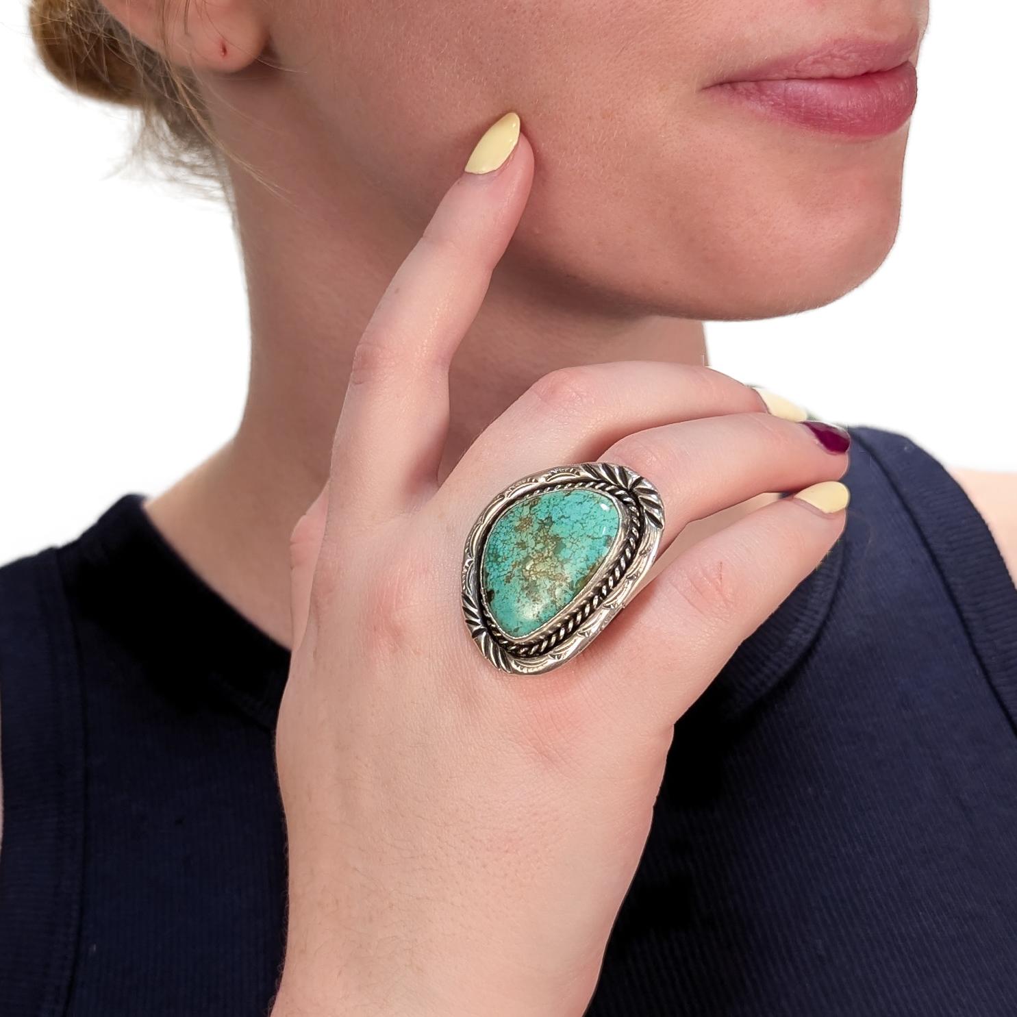 Un bell'anello del Sud-Ovest.

In argento sterling.

In stile sud-occidentale (Navajo).

Lunetta con cabochon di turchese circondato da decorazioni incise, supportato da un gambo diviso.

Un anello semplicemente meraviglioso!

Data:
20°