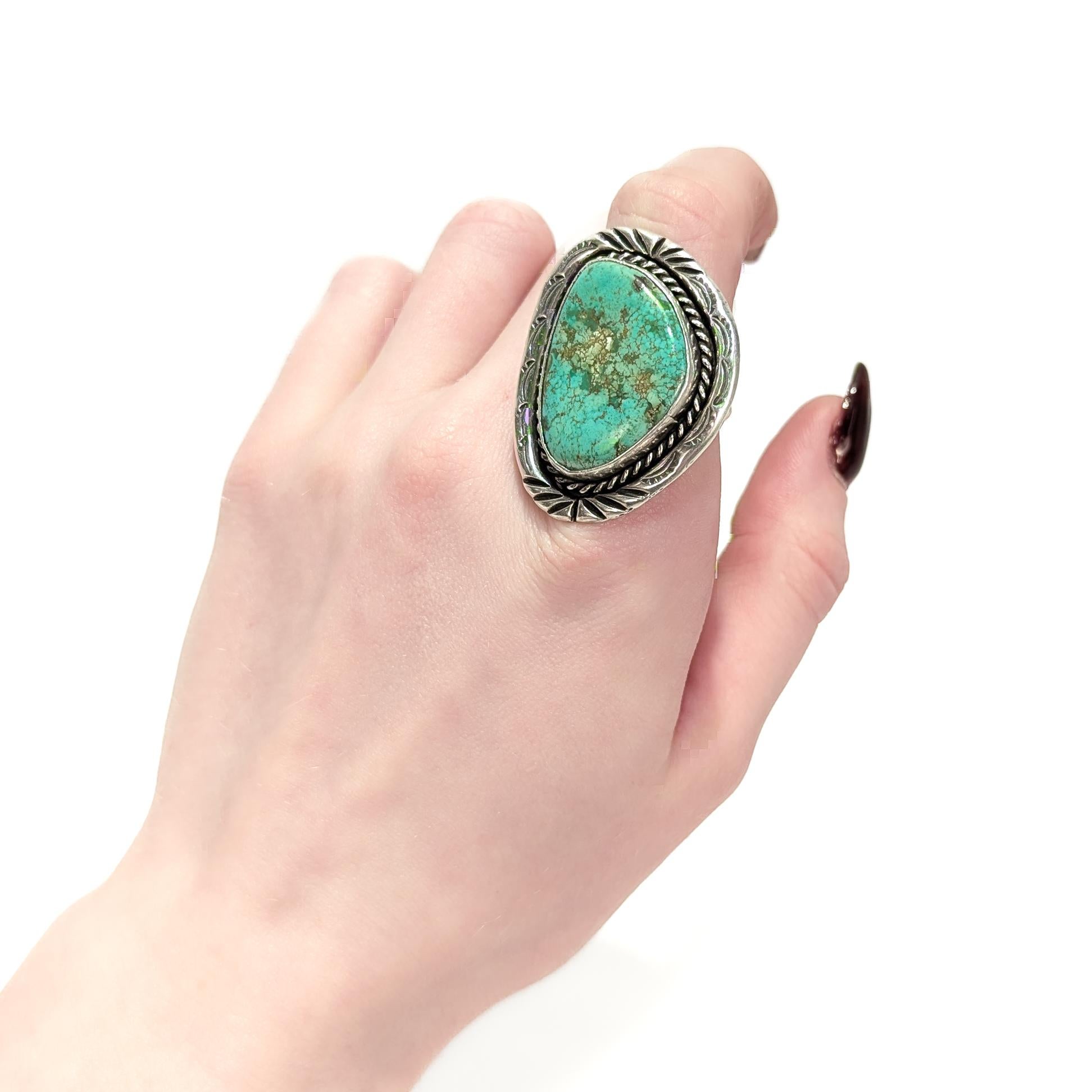 Nativo americano Grande anello sud-occidentale in argento e turchese cabochon in vendita