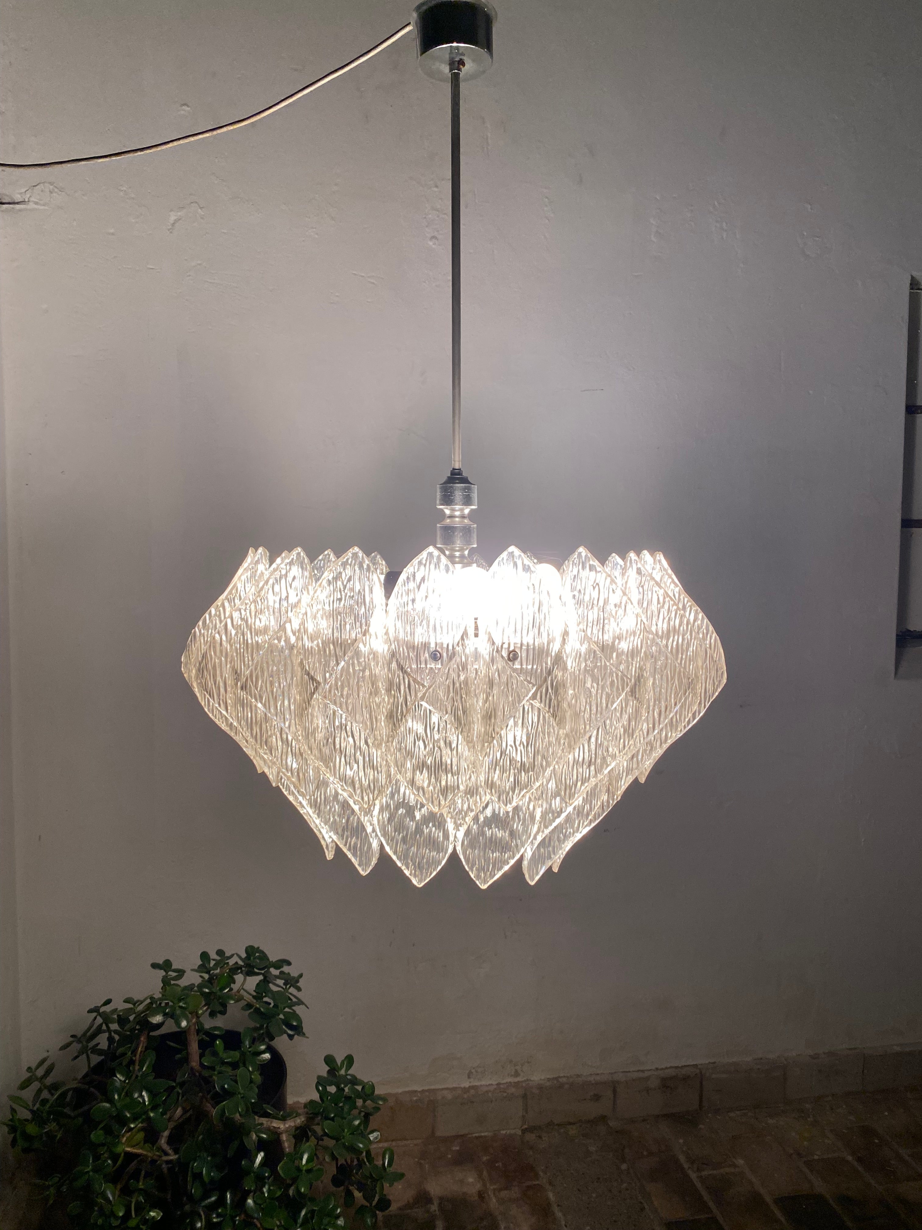Large Space Age chandelier from the company ME Marbach Leuchten from Erbach in the Odenwald, Germany from the 1960's

ME Marbach Leuchten made their own versions of the famous Kalmar glass chandeliers using the (back then) innovative Space Age