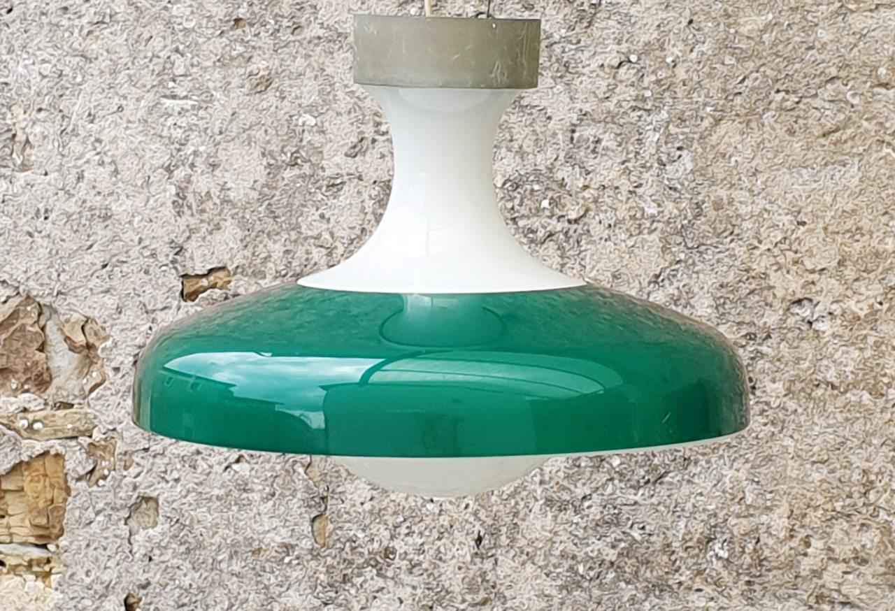 e très grand plafonnier Mid Century a été fabriqué en Italie dans les années 70. Il s'agit d'un design classique de l'ère spatiale.
Elle diffuse une lumière merveilleuse, douce et apaisante lorsqu'elle est allumée et éclaire magnifiquement la pièce.