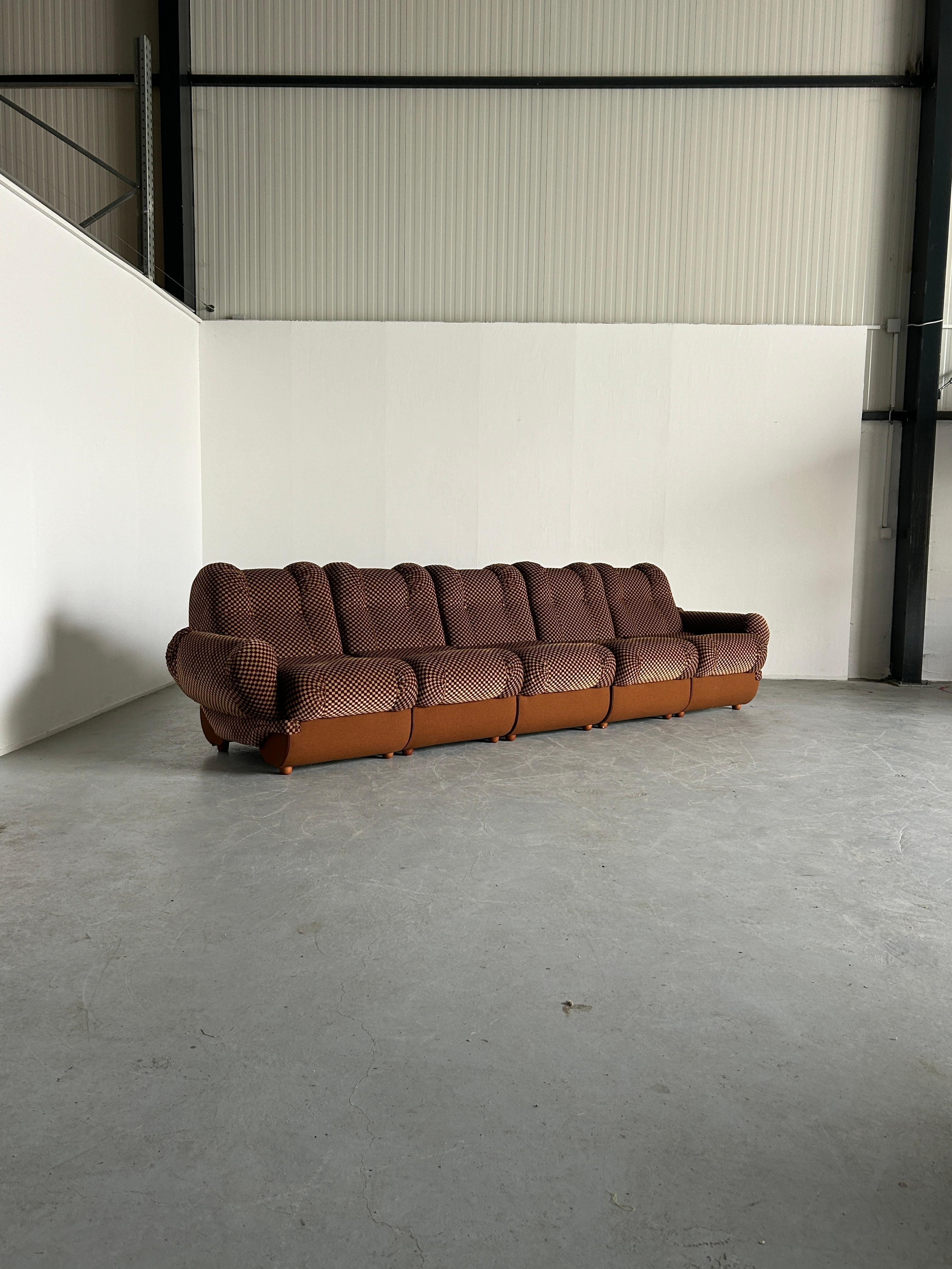 Ein schönes fünfteiliges modulares Cloud-Sofa im Mid-Century-Modern-Stil.
Produktion Ende der 1960er Jahre, Italien.
Konstruktion aus Schaumstoff und Holz, dicke Samtpolsterung.

In ausgezeichnetem Vintage-Zustand mit minimalen erwarteten