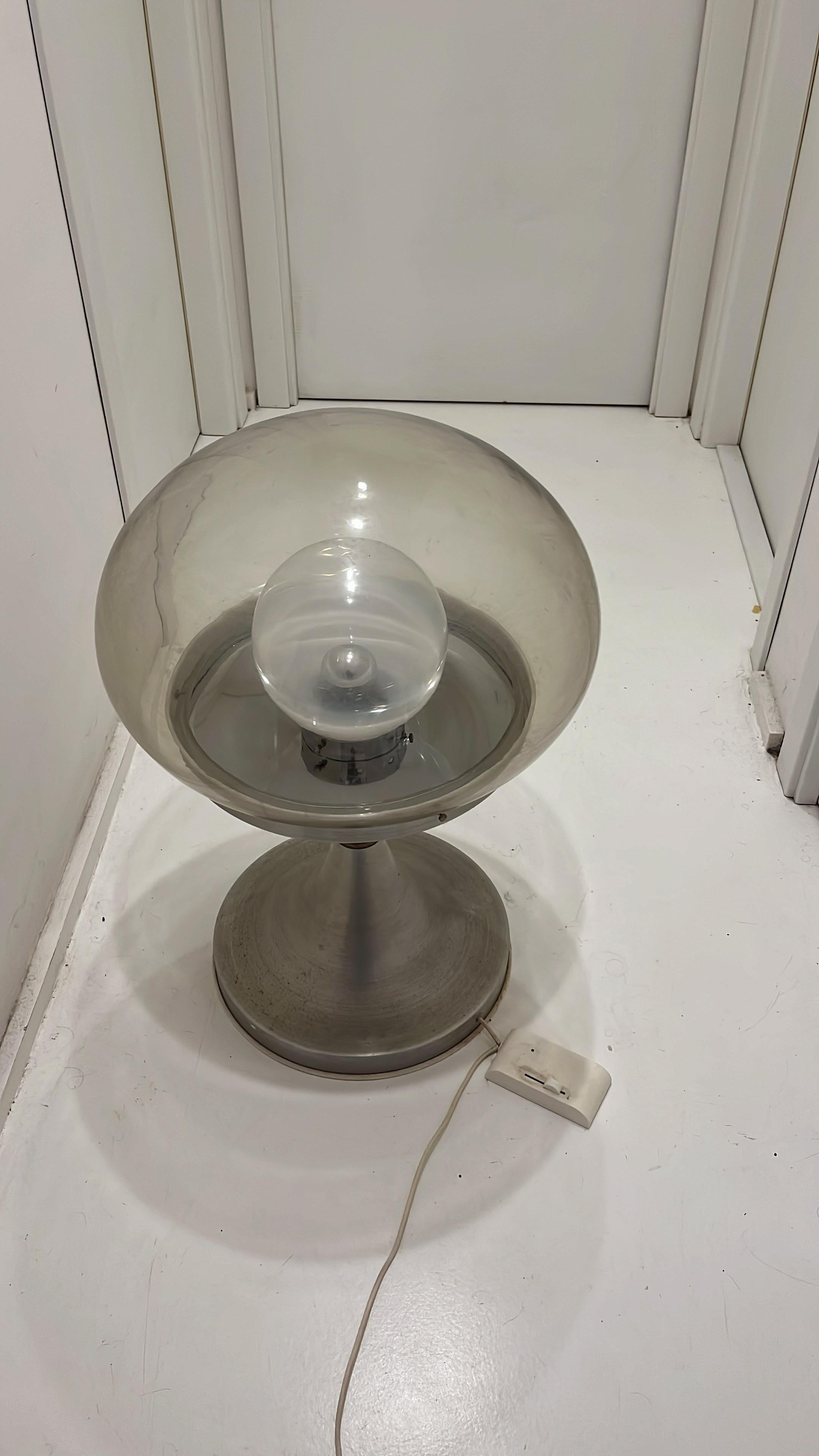 Große Space Age Stehleuchte Höhe 71 cm Mid-Century Murano Glas 1970er Jahre
Durchmesser 48 cm. Metallstruktur.
Guter Zustand, geringe Alterungsspuren.