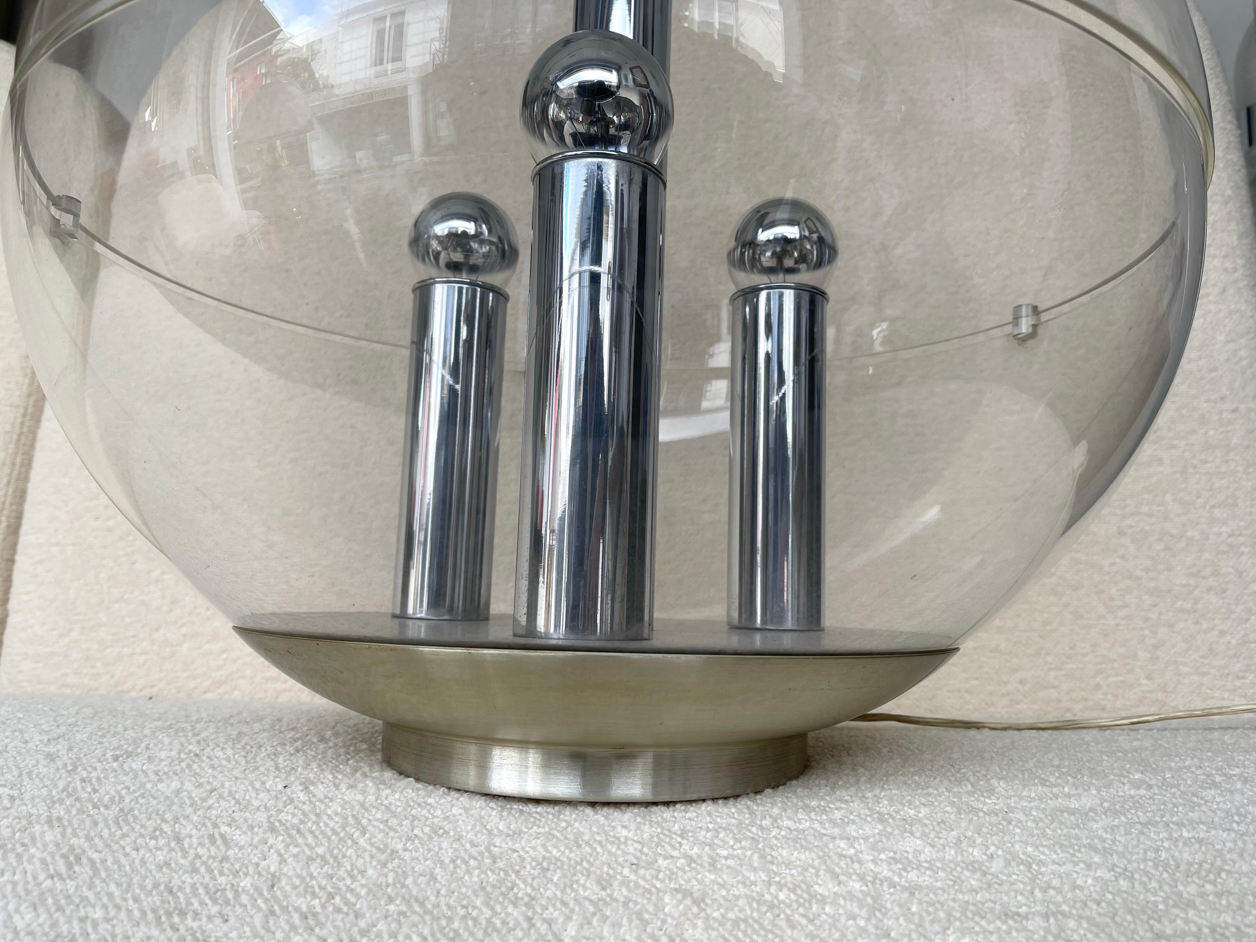 Gran lámpara de bola de mediados de siglo de la era espacial en lucita y metal cromado atribuida a la fabricación italiana de lámparas de diseño Stilux. En el ánimo de Filippo Panseca, Gaetano Missaglia, Carlo Nason, Stilnovo, Angelo Brotto para
