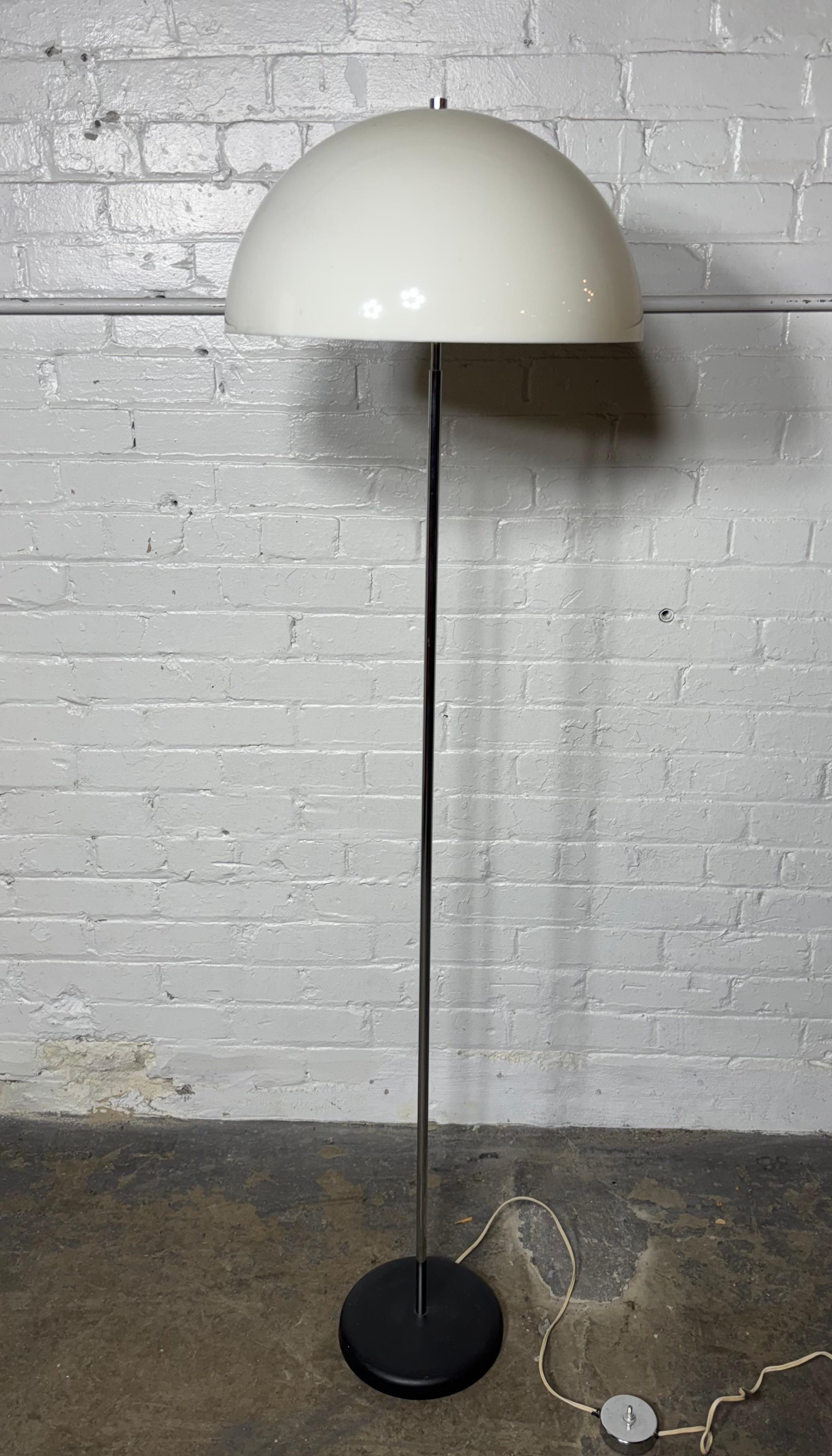 Le grand lampadaire Mushroom diffuse une belle lumière chaude et éclaire toute la pièce avec la source lumineuse appropriée

Gepo est une entreprise familiale fondée par les frères Posthuma : Peters, Jules, Archi et Rob. Le nom Gepo est dérivé de