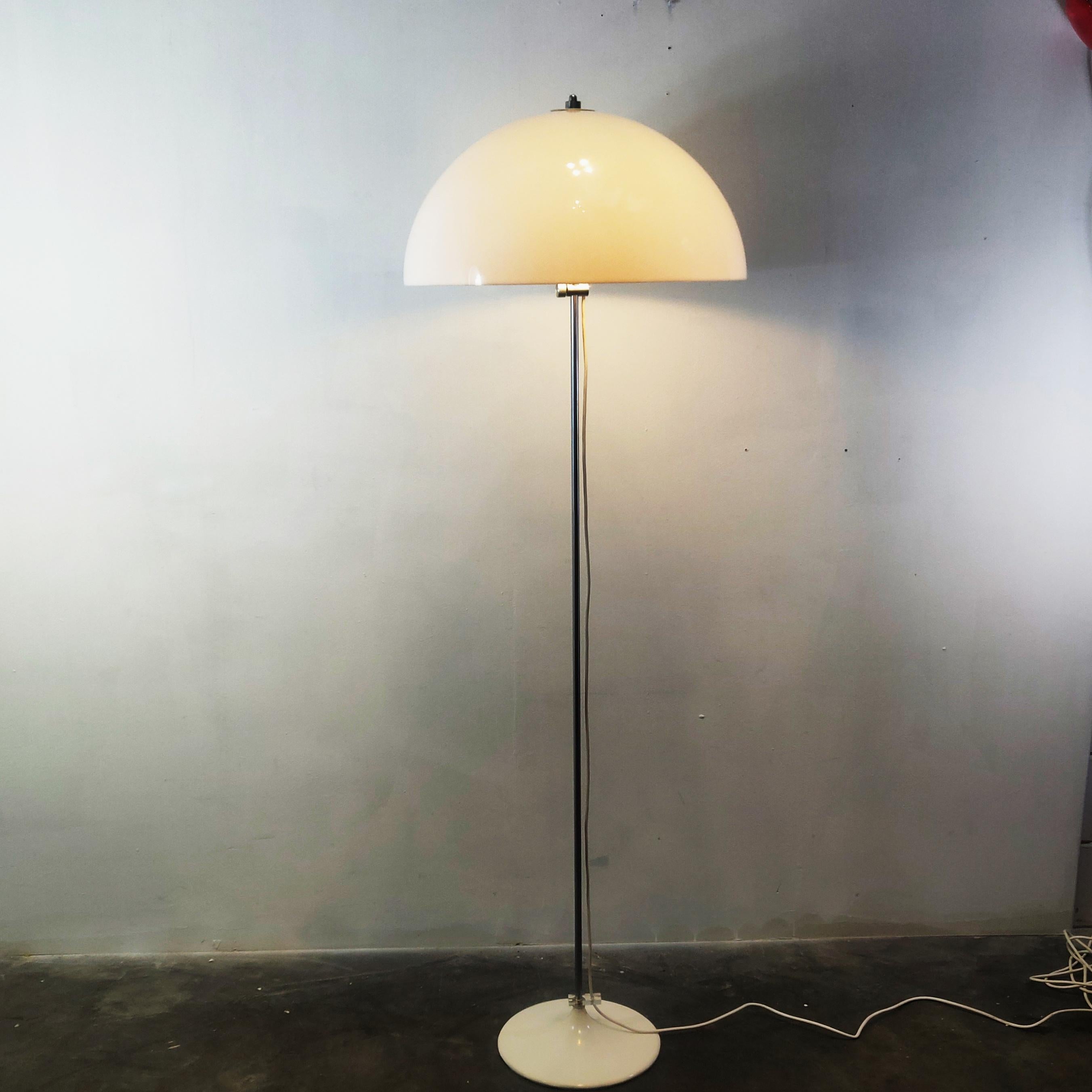 The large Mushroom floor lamp provides a beautiful warm light and illuminates the whole room with the appropriate light source.
This lamp requires 3 x E-27 bulbs also available in LED.

Gepo was family business founded by the brothers Posthuma: