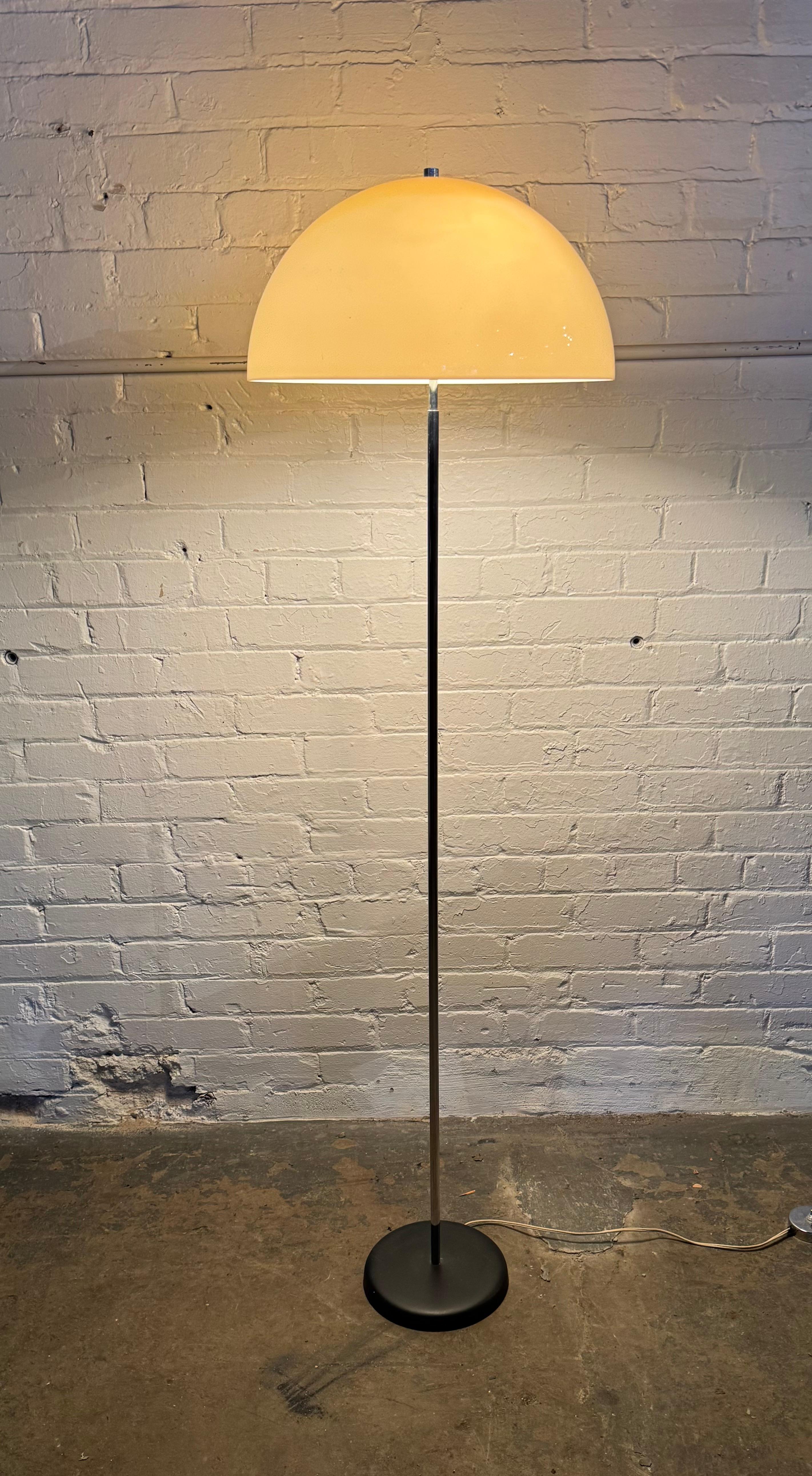 Grand lampadaire champignon de l'ère spatiale par Gepo, 1970 Bon état - En vente à Buffalo, NY