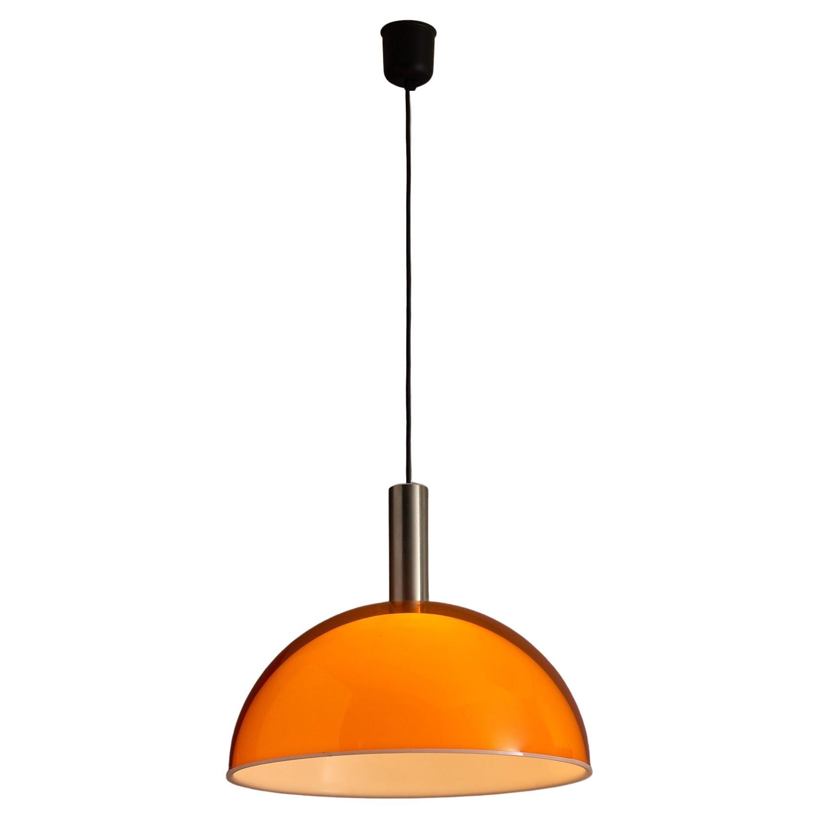 Grande pendentif double dôme en acrylique orange et blanc de l
AGE, années 1970